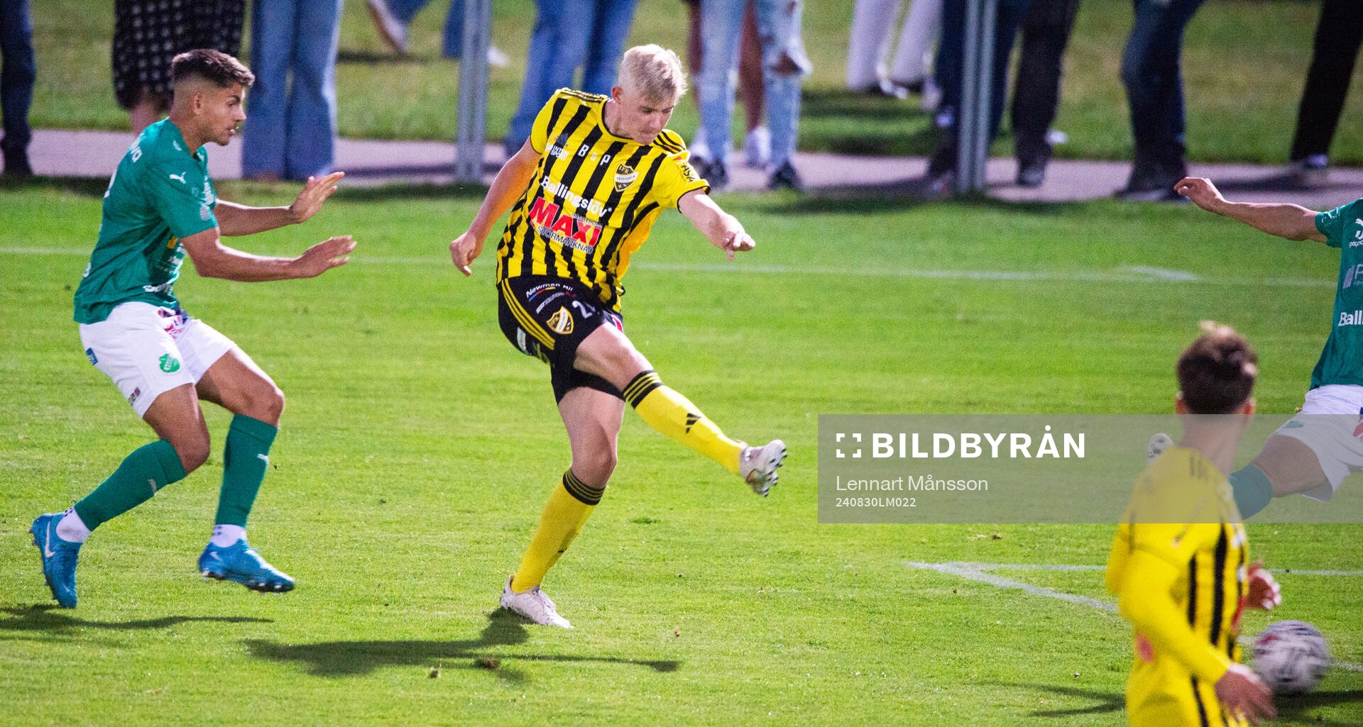IFK Hässleholms Linus Roslund skjuter i matchen i division 2 mellan Hässleholms IF och IFK Hässleholm 30 augusti 2024.