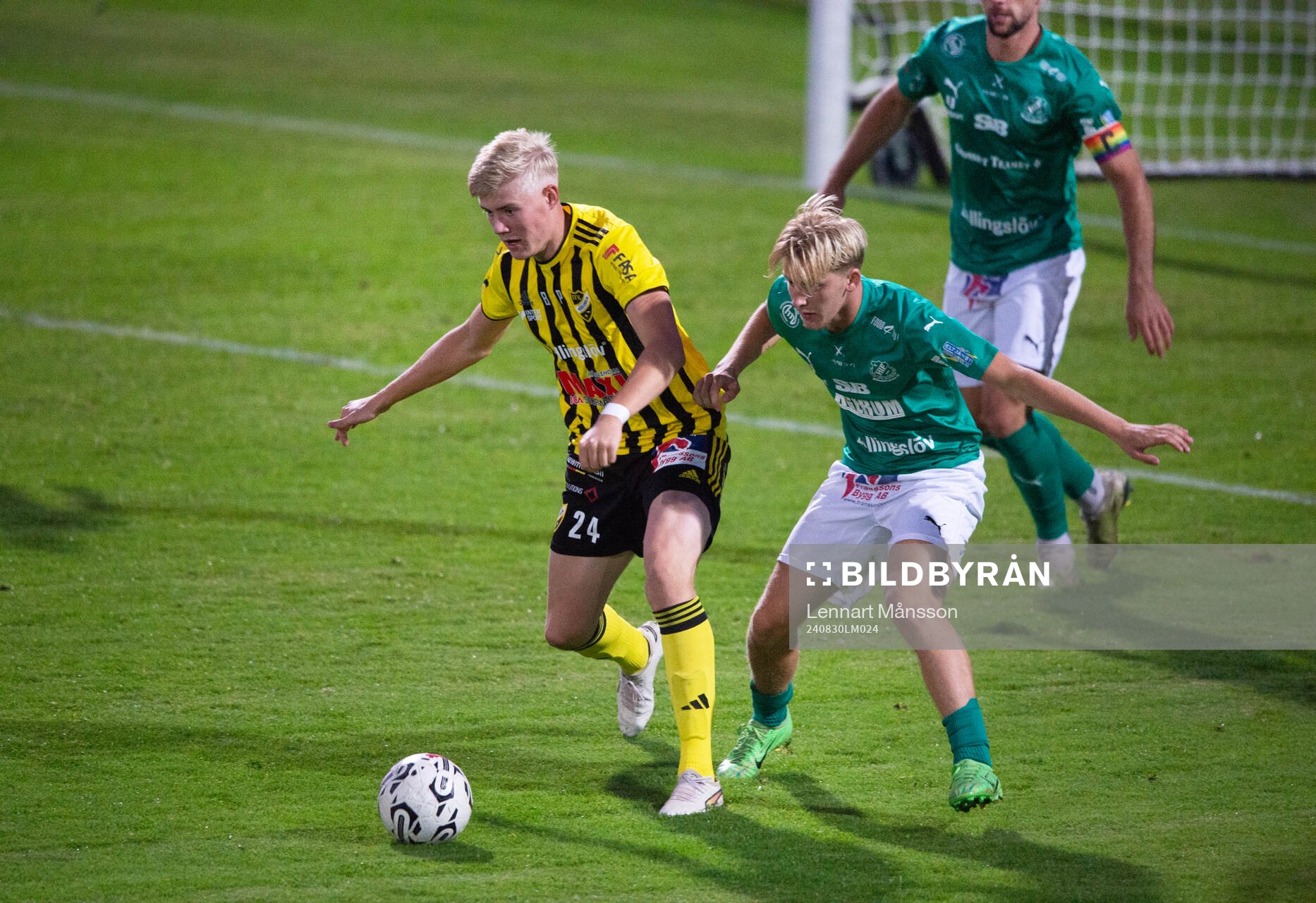 IFK Hässleholms Linus Roslund passar Jussi Tikkanen som