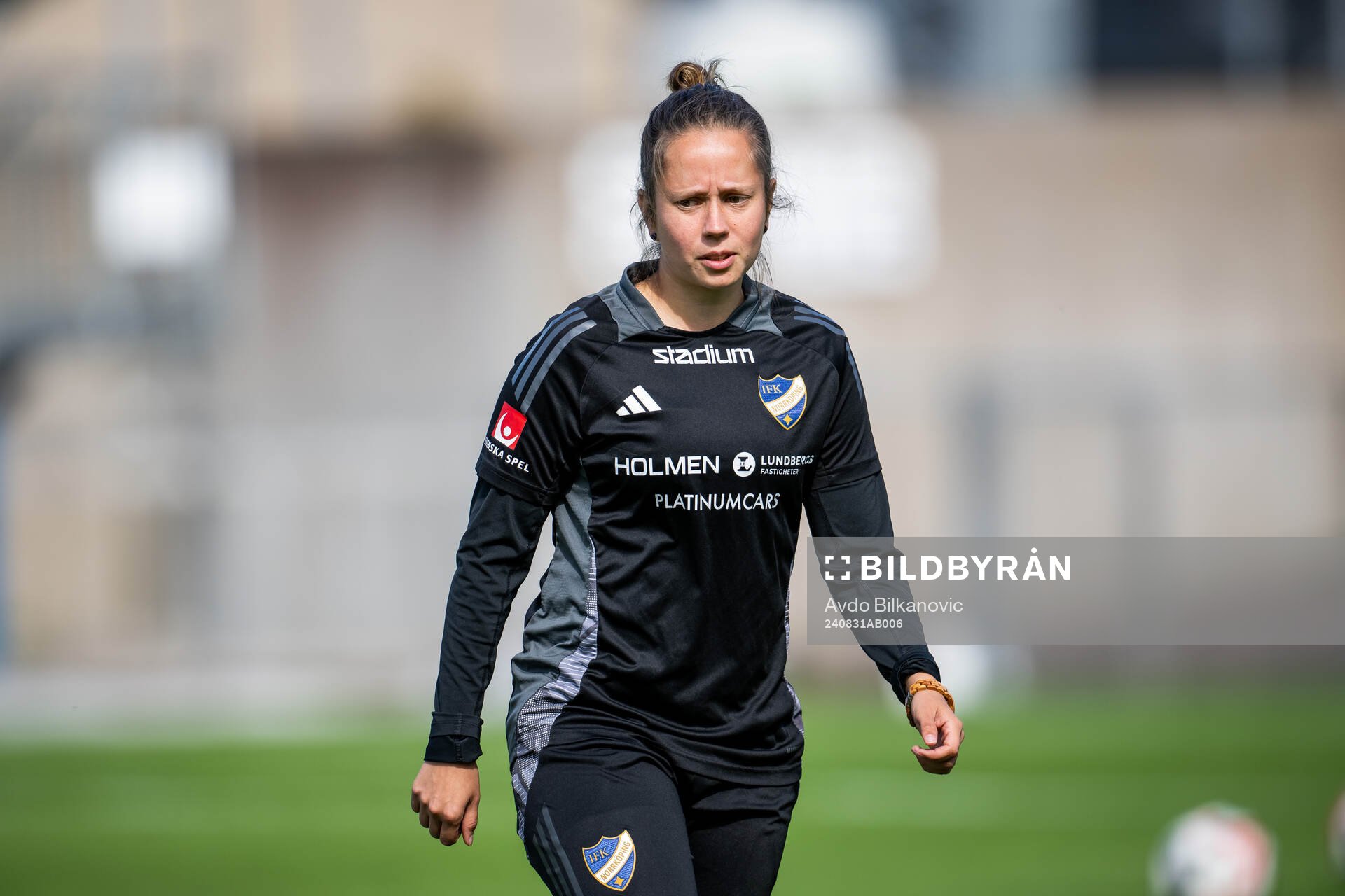 IFK Norrköpings assisterande tränare Tiina Jukarainen under fotbollsmatchen i Damallsvenskan mellan Trelleborg och IFK Norrköping den 31 augusti 2024 i Trelleborg. 
