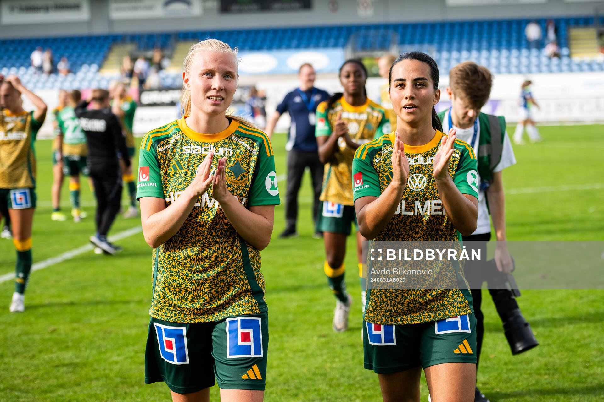 IFK Norrköpings Elin Rombing och Vesna Milivojevic jublar efter slutsignalen under fotbollsmatchen i Damallsvenskan mellan Trelleborg och IFK Norrköping den 31 augusti 2024 i Trelleborg.