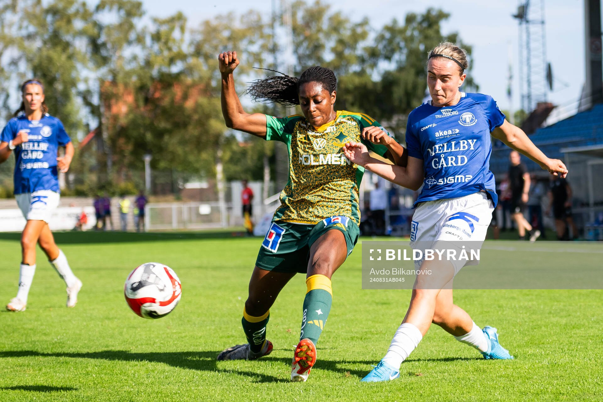 Trelleborgs Viktoria Persson och IFK Norrköpings Maya Aliyah Antoine under fotbollsmatchen i Damallsvenskan mellan Trelleborg och IFK Norrköping den 31 augusti 2024 i Trelleborg.
