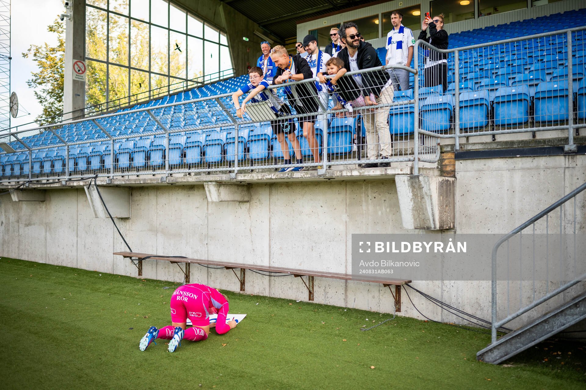 IFK Norrköpings målvakt Sofia Hjern skriver autograf