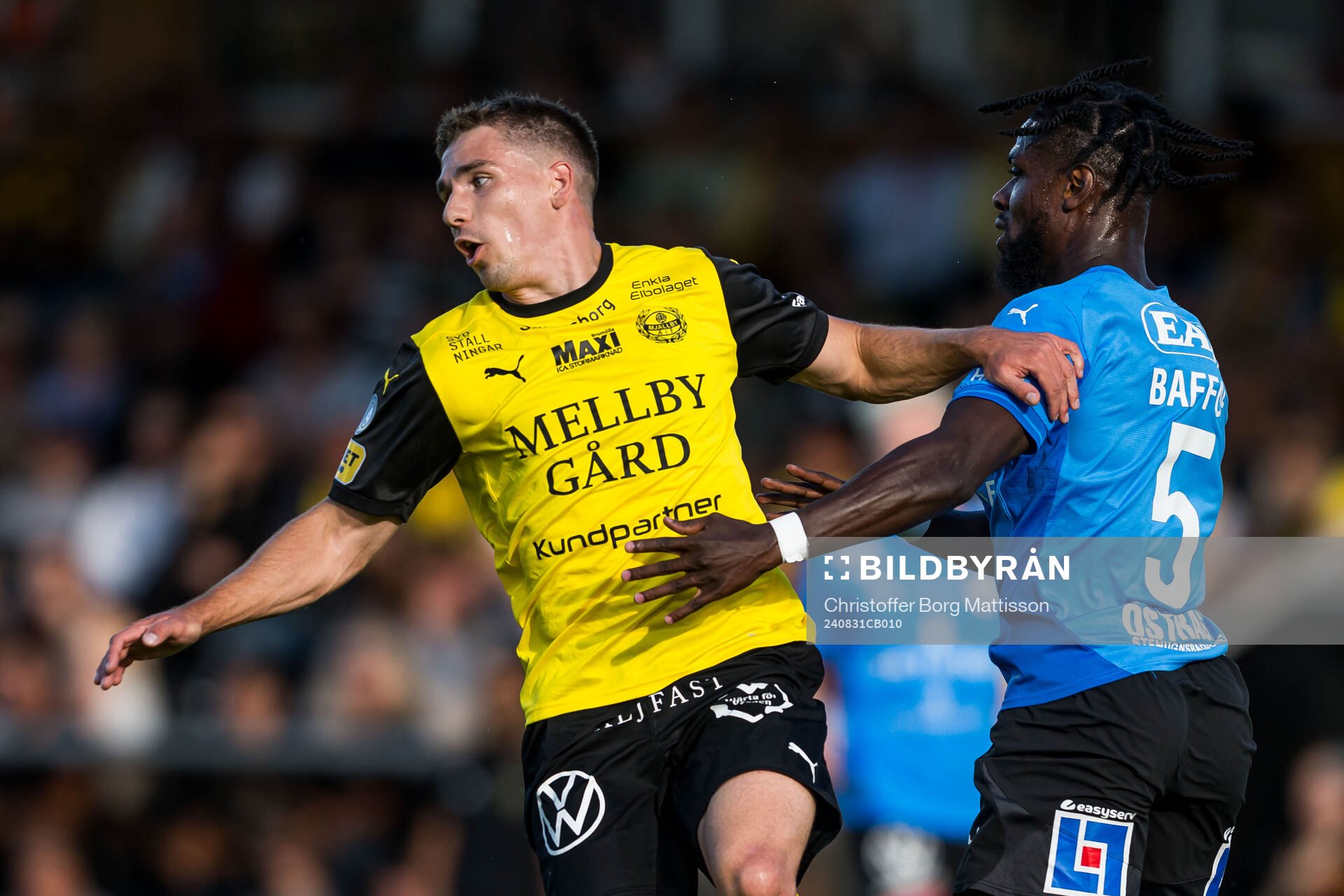 Mjällbys Timo Stavitski och Halmstads Joseph Baffoe