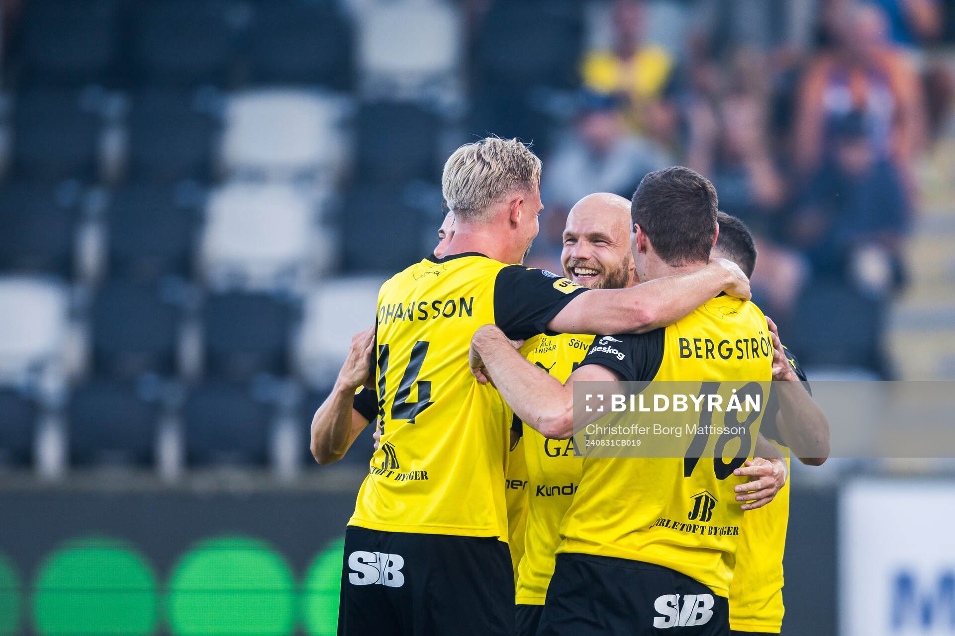 Mjällbys Viktor Gustafson jublar efter 2-0 under fotbollsmatchen i Allsvenskan mellan Mjällby och Halmstad den 31 augusti 2024 i Hällevik.