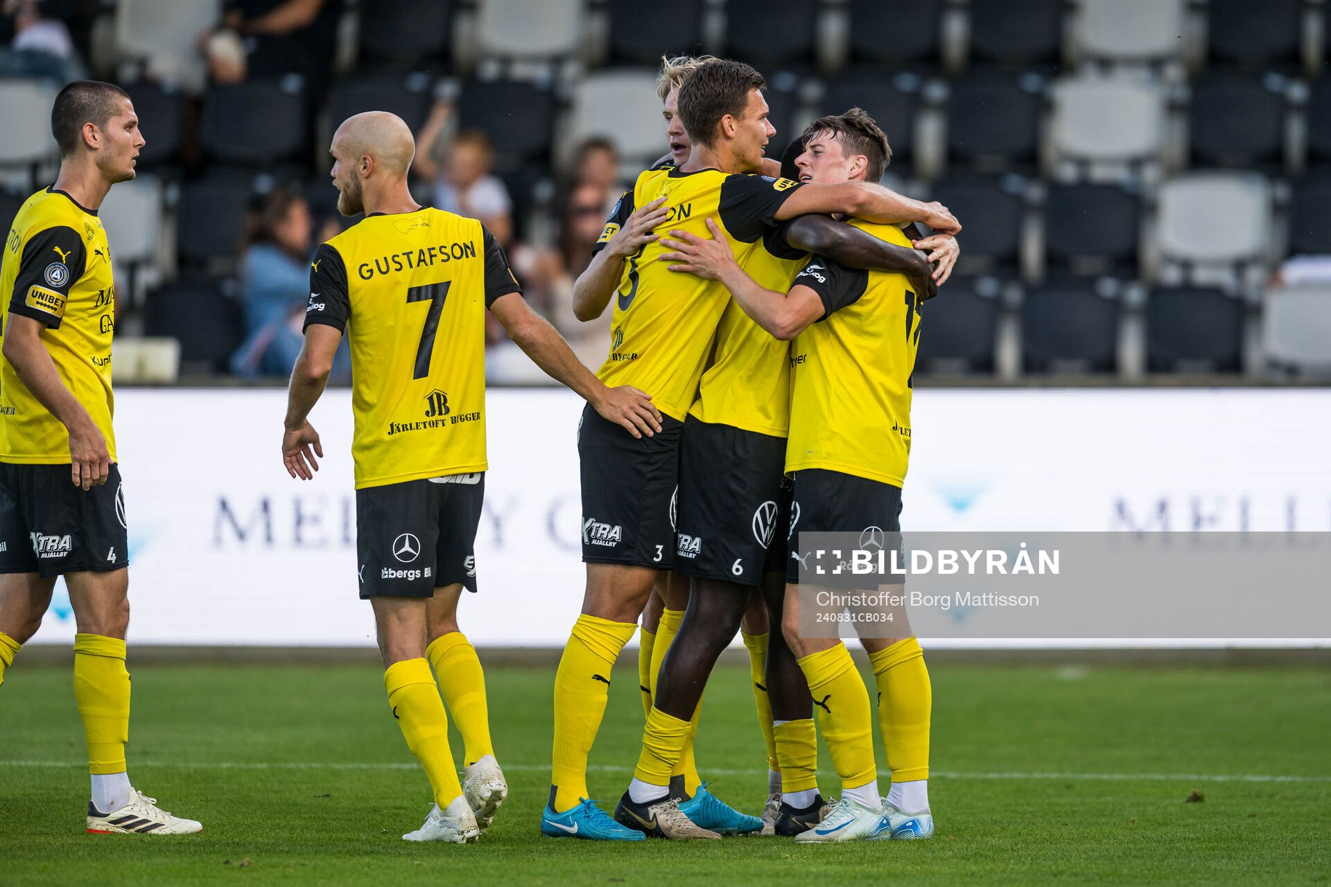 Mjällbys Elliot Stroud jublar efter 3-1 under fotbollsmatchen i Allsvenskan mellan Mjällby och Halmstad den 31 augusti 2024 i Hällevik.