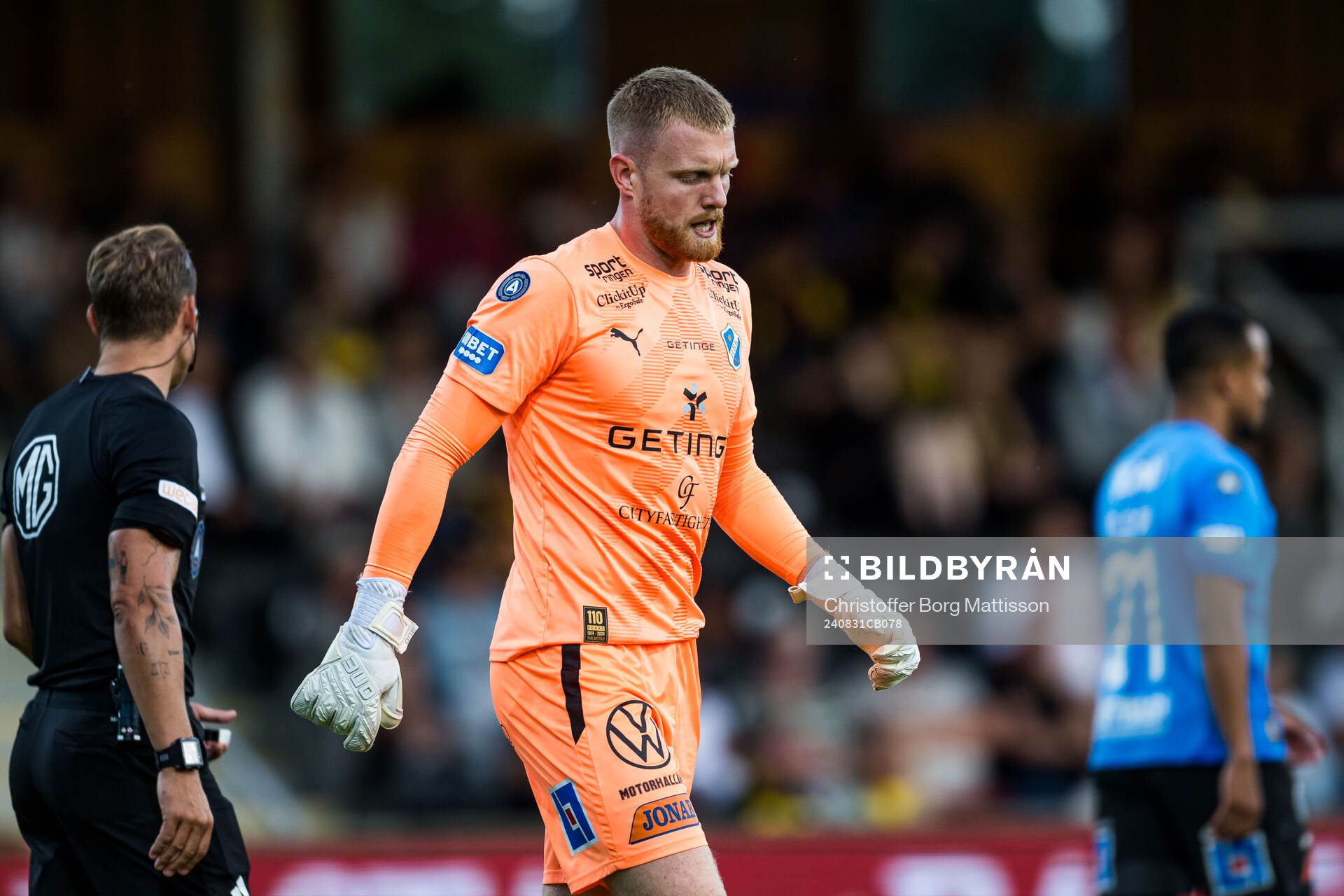 Halmstads målvakt Tim Erlandsson deppar
