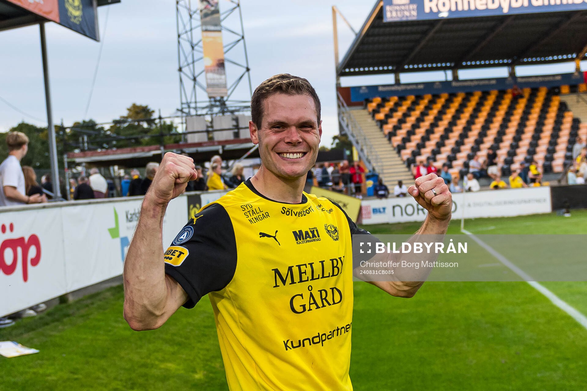 Mjällbys Jacob Bergström jublar efter fotbollsmatchen i Allsvenskan mellan Mjällby och Halmstad den 31 augusti 2024 i Hällevik.