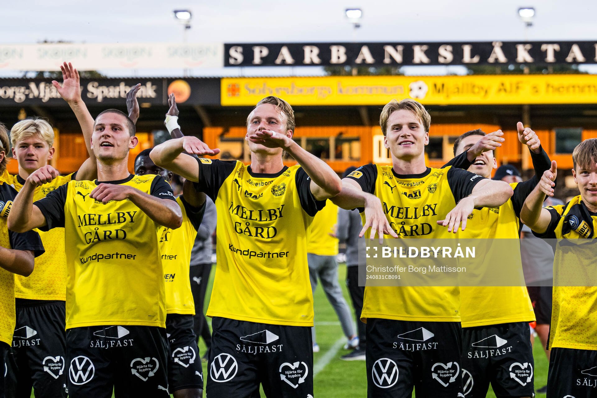 Mjällbys Rasmus Wikström, Alexander Johansson och Jacob Kiilerich Rask jublar efter fotbollsmatchen i Allsvenskan mellan Mjällby och Halmstad den 31 augusti 2024 i Hällevik. 