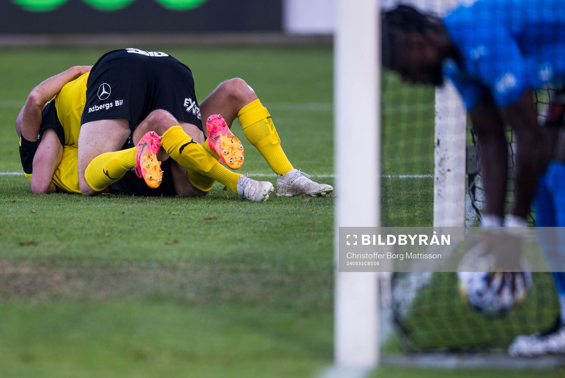 Mjällbys Viktor Gustafson och Jacob Bergström jublar efter 2-0 under fotbollsmatchen i Allsvenskan mellan Mjällby och Halmstad den 31 augusti 2024 i Hällevik.