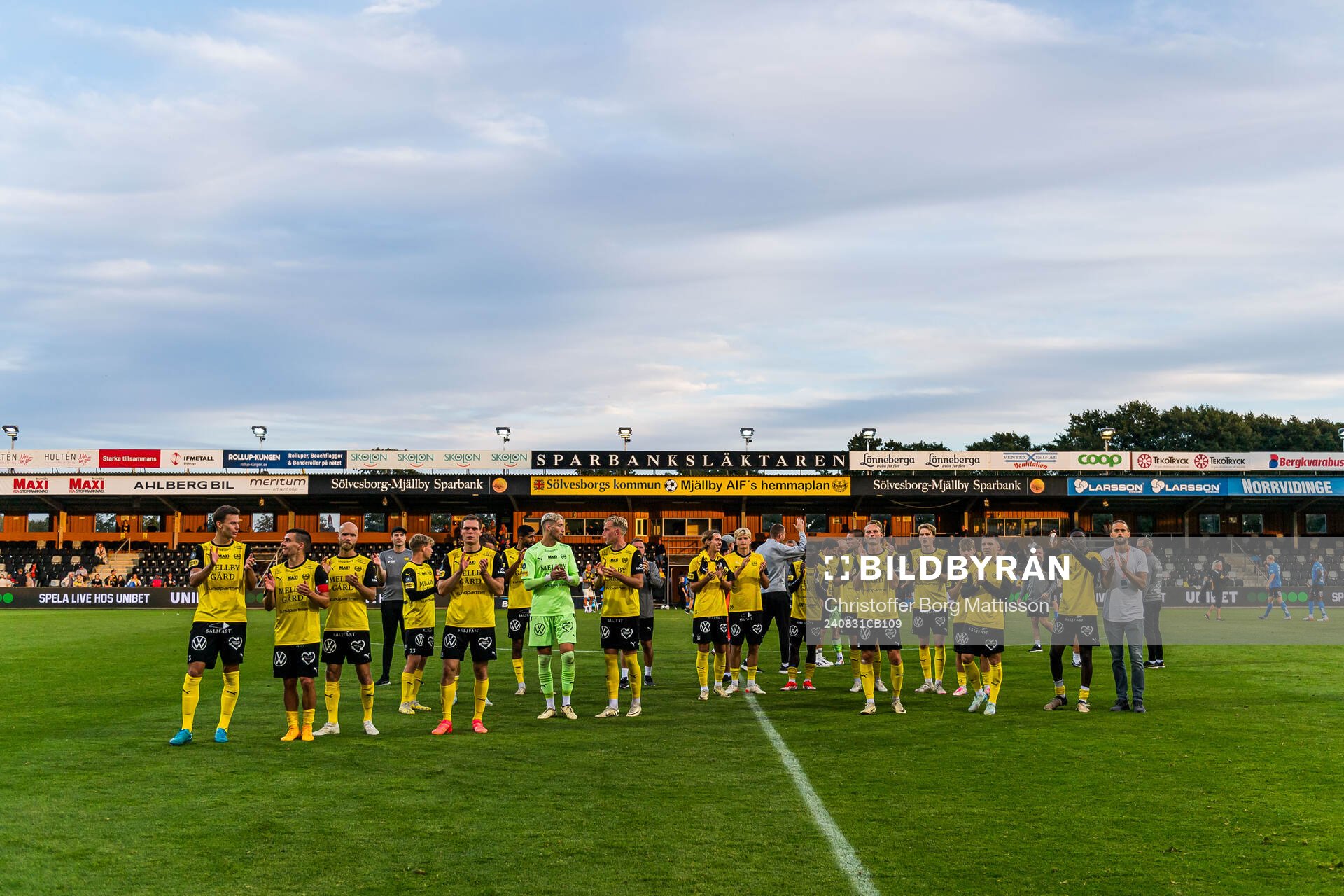 Mjällbys spelare jublar efter fotbollsmatchen i Allsvenskan mellan Mjällby och Halmstad den 31 augusti 2024 i Hällevik. 