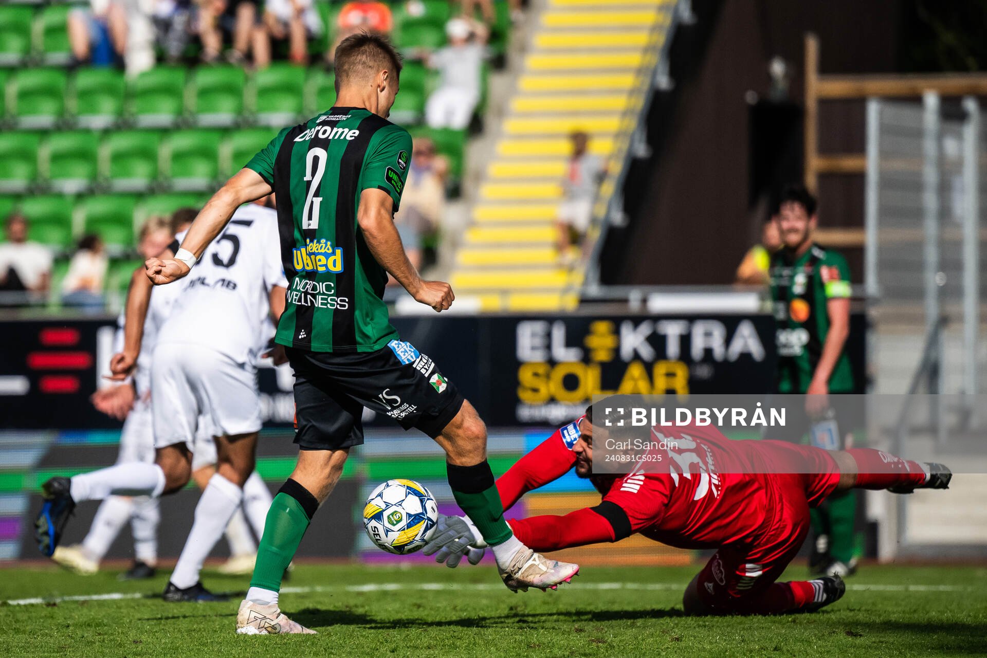 Varbergs Gustav Broman och Utsiktens målvakt Elias Hadaya