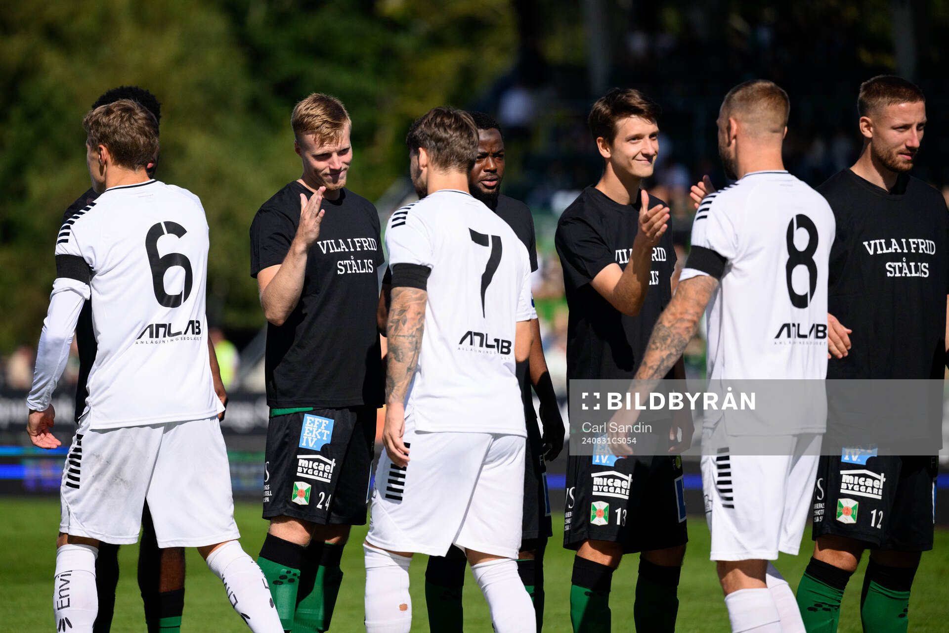 Varbergs spelare med tröjor för att hedra en supporter