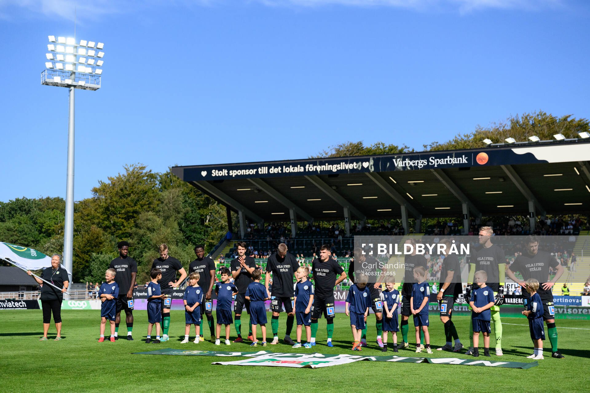 Varbergs spelare med tröjor för att hedra en supporter