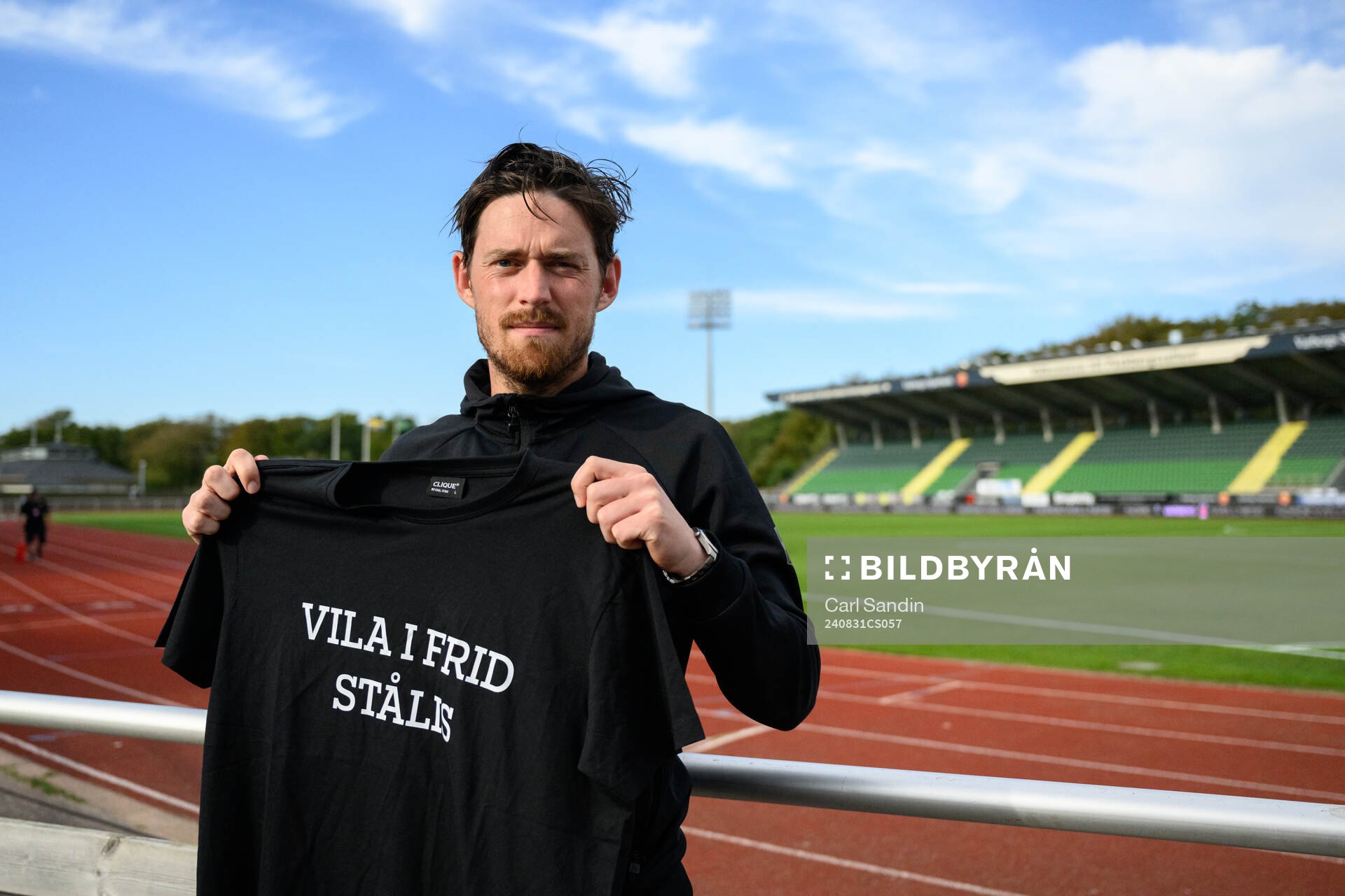 Varbergs Robin Tranberg med en tröja för att hedra en