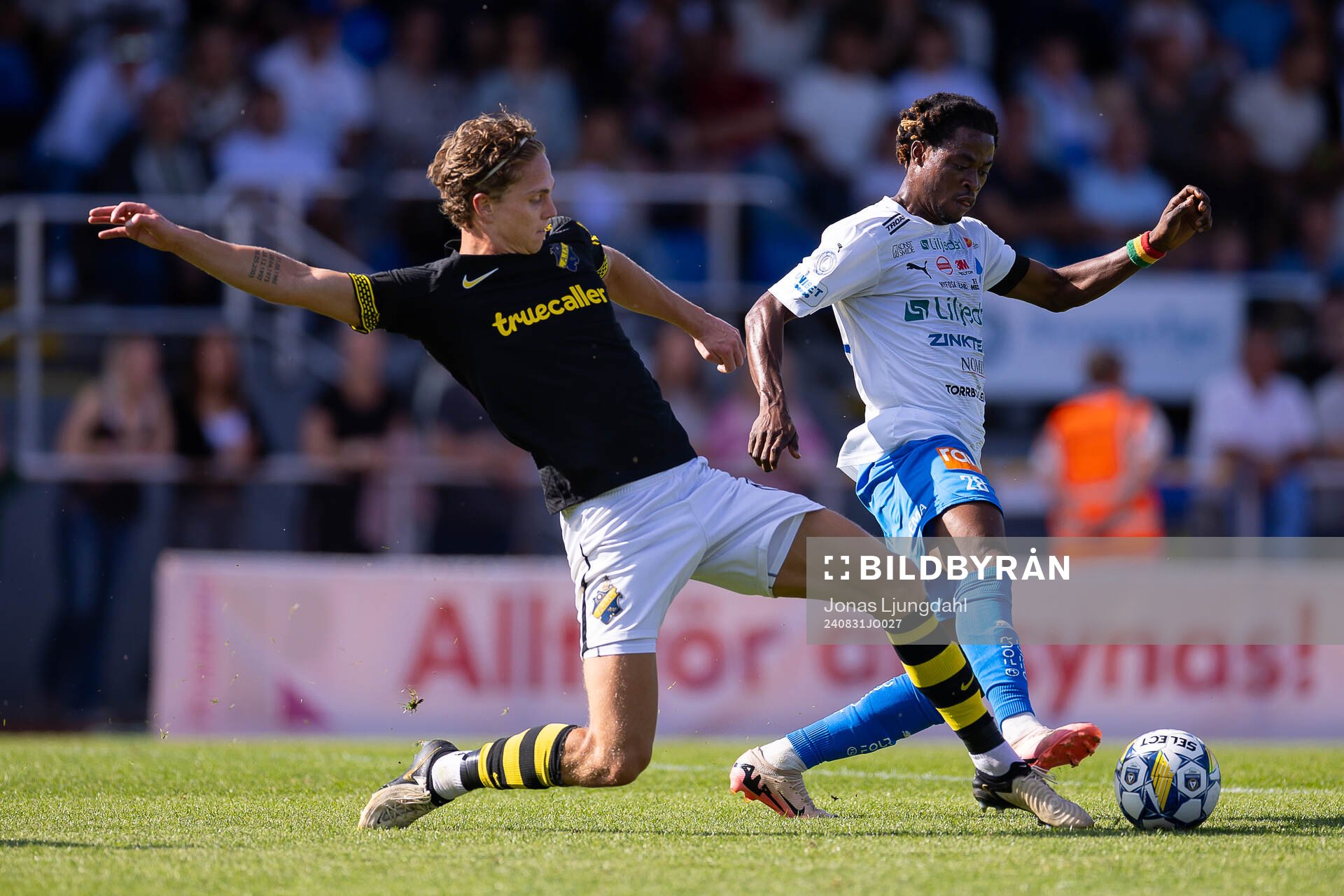 AIKs Onni Valakari och Värnamos Frank Junior Adjei under fotbollsmatchen i Allsvenskan mellan Värnamo och AIK den 31 augusti 2024 i Värnamo. 