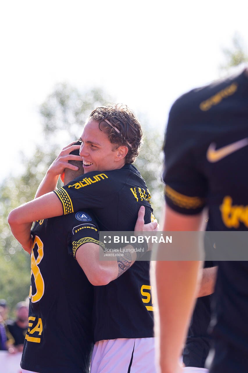 AIKs Onni Valakari jublar efter mål 0-1 under fotbollsmatchen i Allsvenskan mellan Värnamo och AIK den 31 augusti 2024 i Värnamo. 