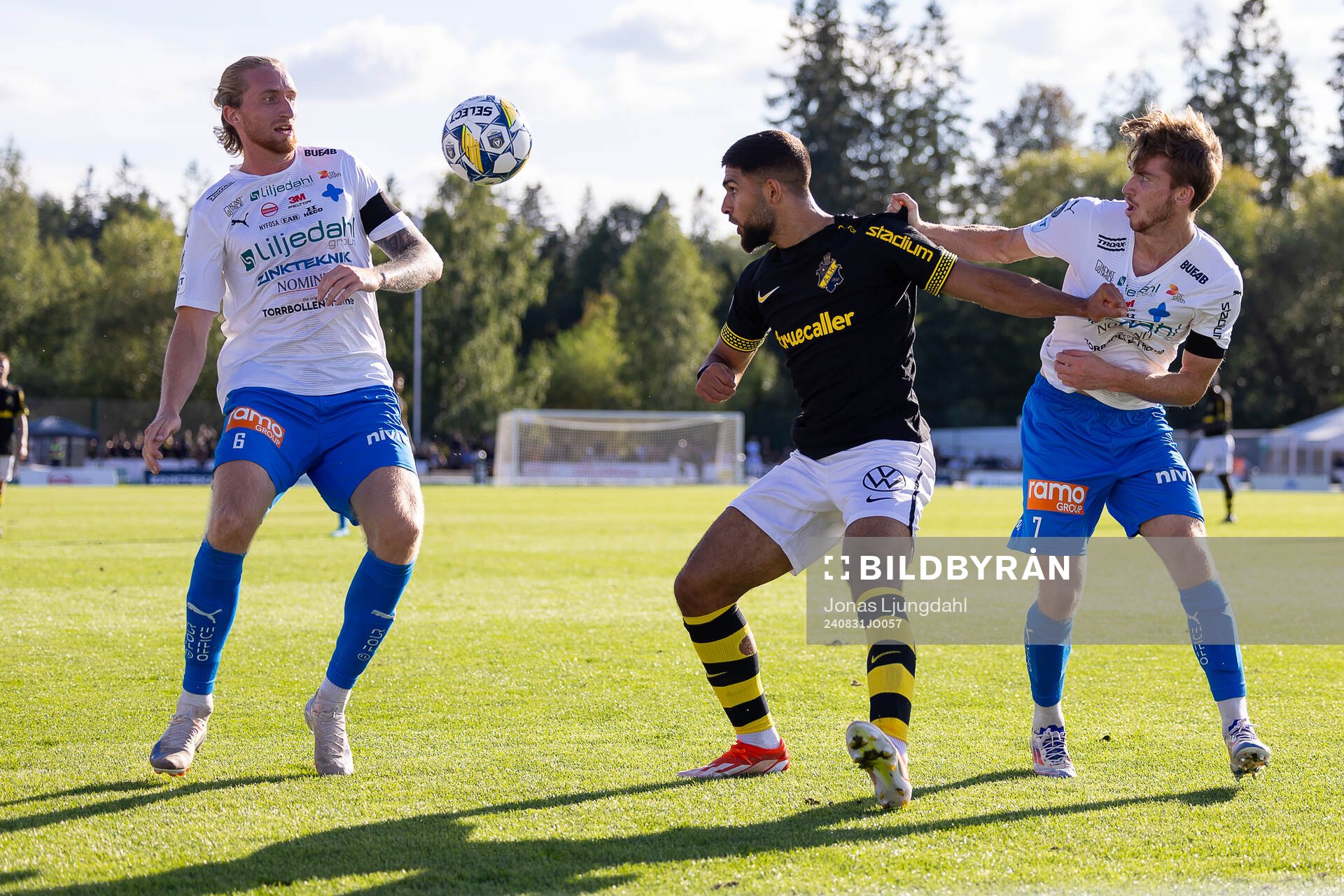 AIKs Omar Faraj mellan Värnamos Hampus Näsström och Carl