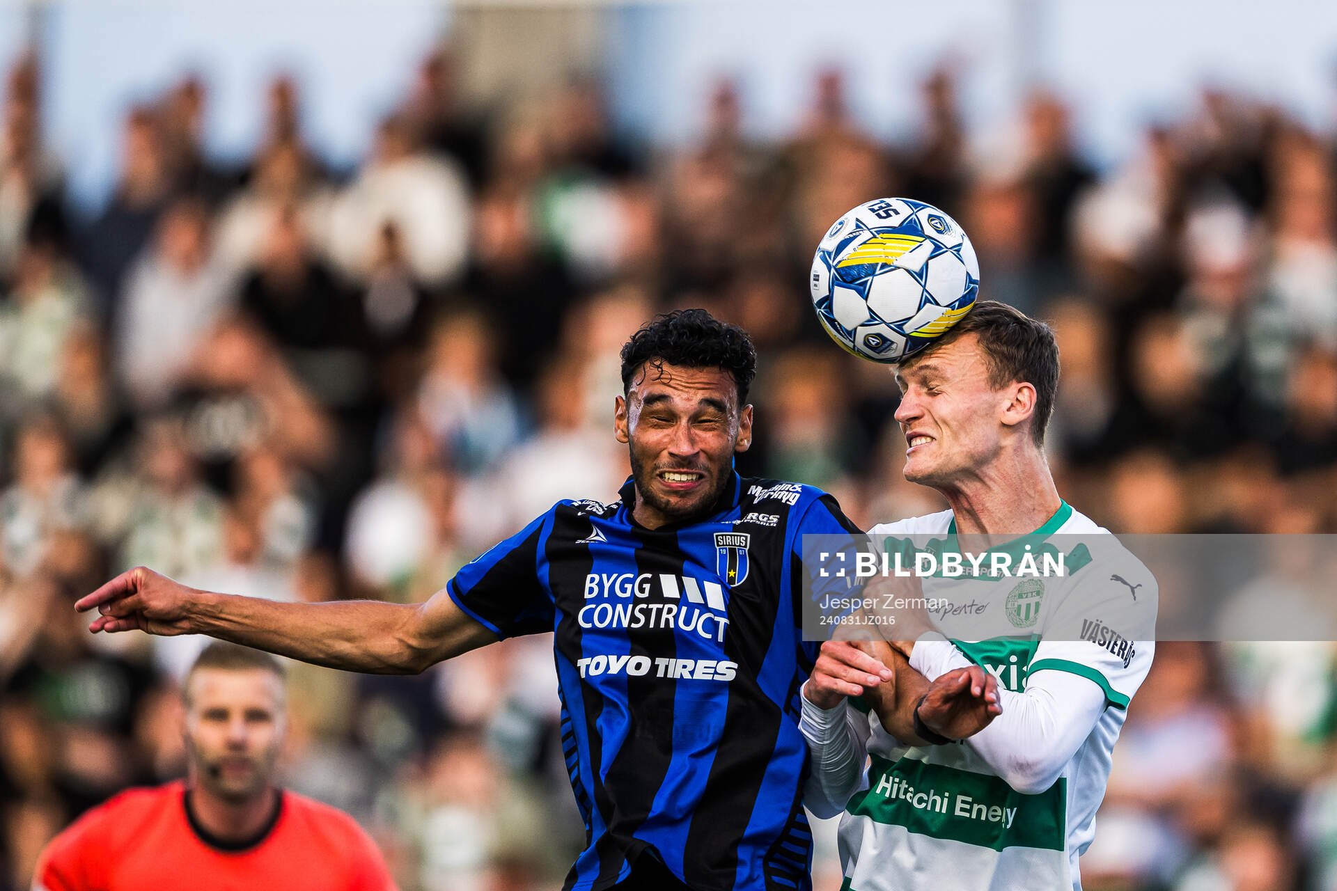 Sirius Joakim Persson och Västerås Viktor Granath under fotbollsmatchen i Allsvenskan mellan Västerås och Sirius den 31 augusti 2024 i Västerås.