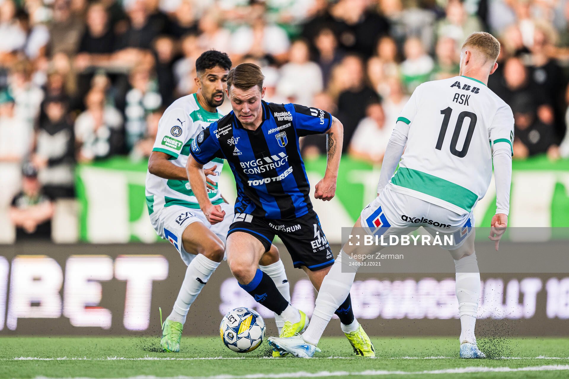 Sirius Noel Milleskog och Västerås Daniel Ask under fotbollsmatchen i Allsvenskan mellan Västerås och Sirius den 31 augusti 2024 i Västerås.
