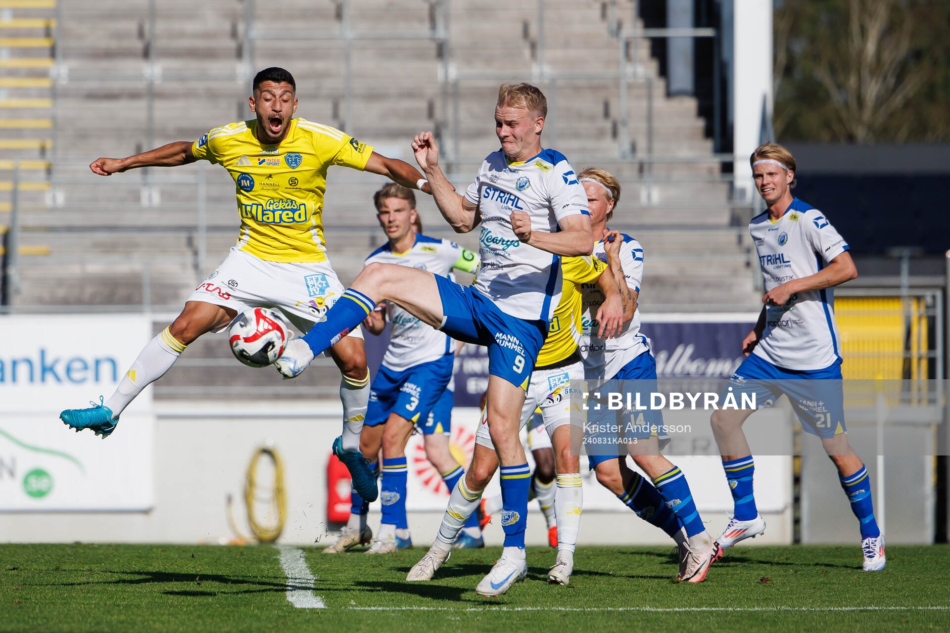 Falkenbergs Leonardo Farah Shahin och Onsalas Victor Andersson under fotbollsmatchen i Ettan södra mellan Falkenberg och Onsala den 31 augusti 2024 i Falkenberg.