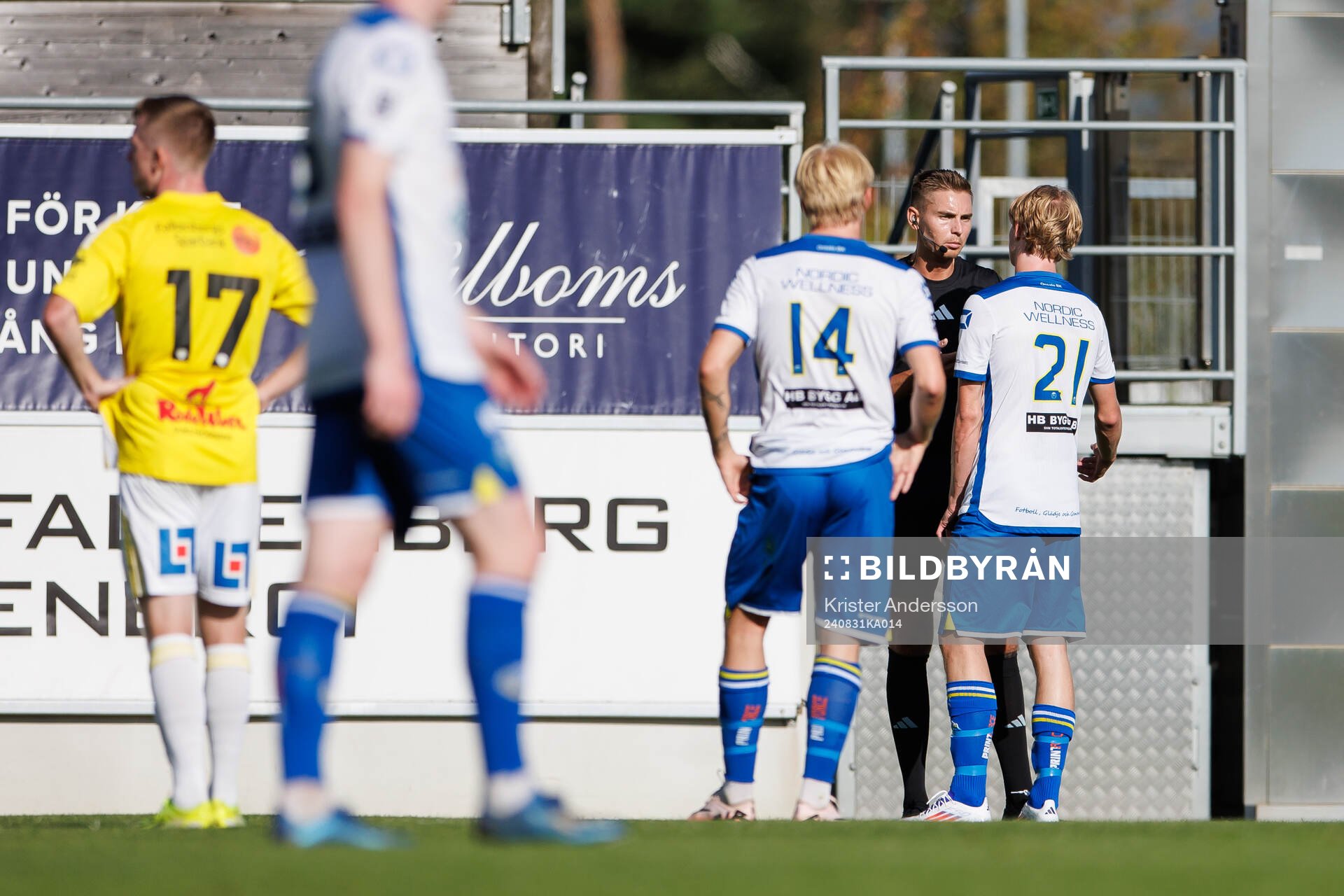 Domare Philip Lindh i diskussion med Onsalas Maximilian