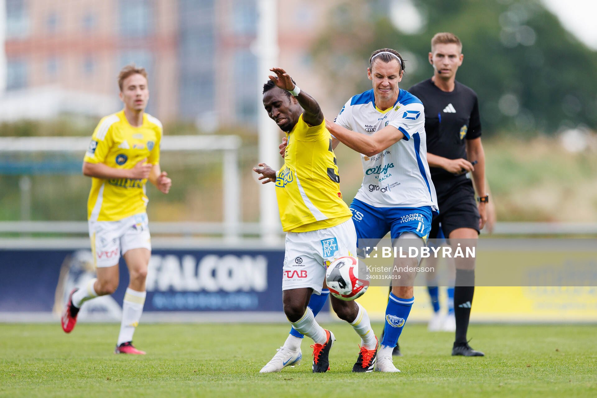 Falkenbergs Wanbe Godwin Aguda och Onsalas Hampus Ekdahl