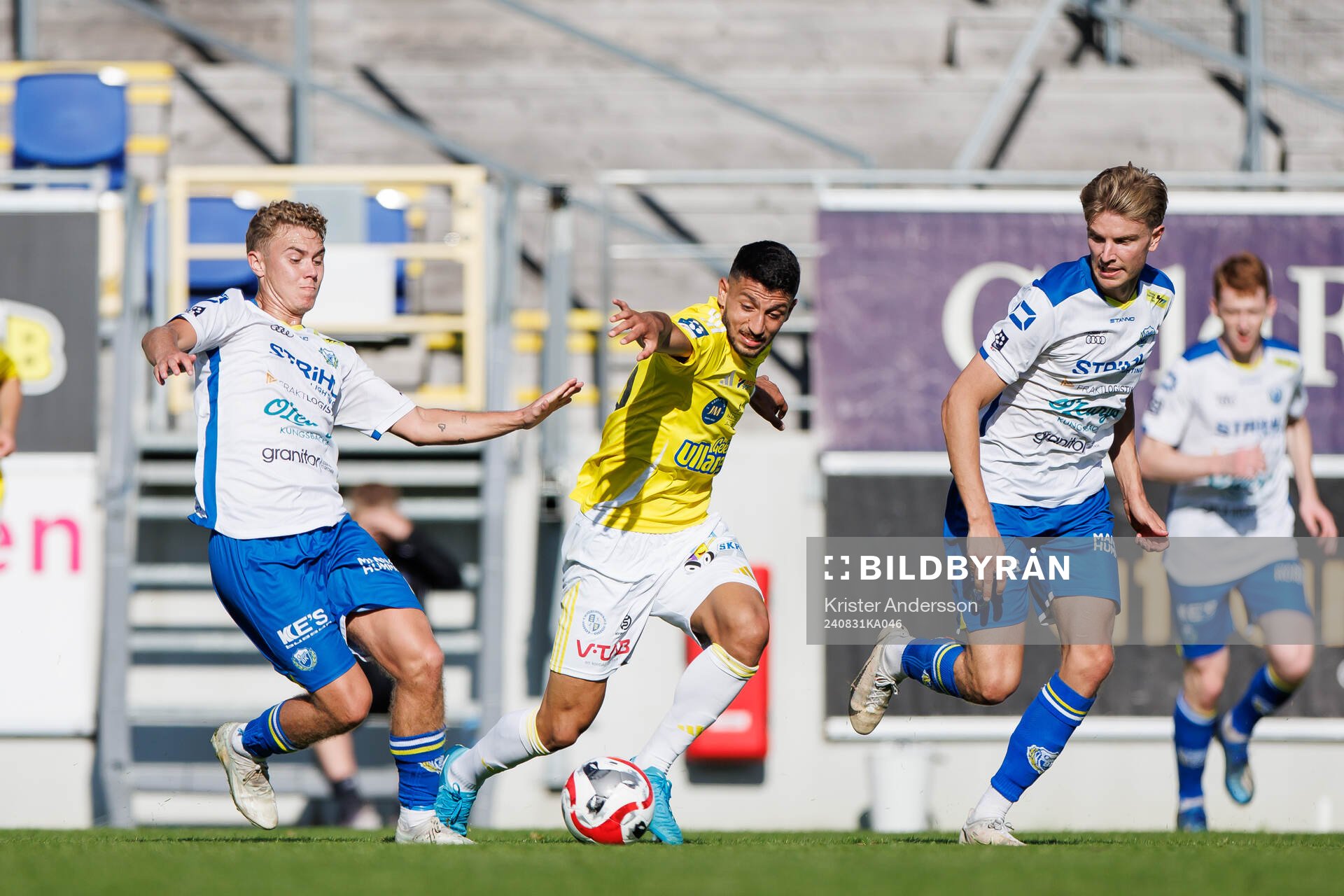 Onsalas William Berglund och Falkenbergs Leonardo Farah Shahin under fotbollsmatchen i Ettan södra mellan Falkenberg och Onsala den 31 augusti 2024 i Falkenberg.