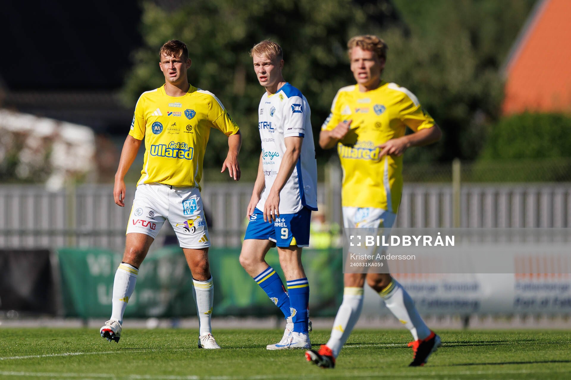 Falkenbergs Noel Hansson och Onsalas Victor Andersson under fotbollsmatchen i Ettan södra mellan Falkenberg och Onsala den 31 augusti 2024 i Falkenberg.