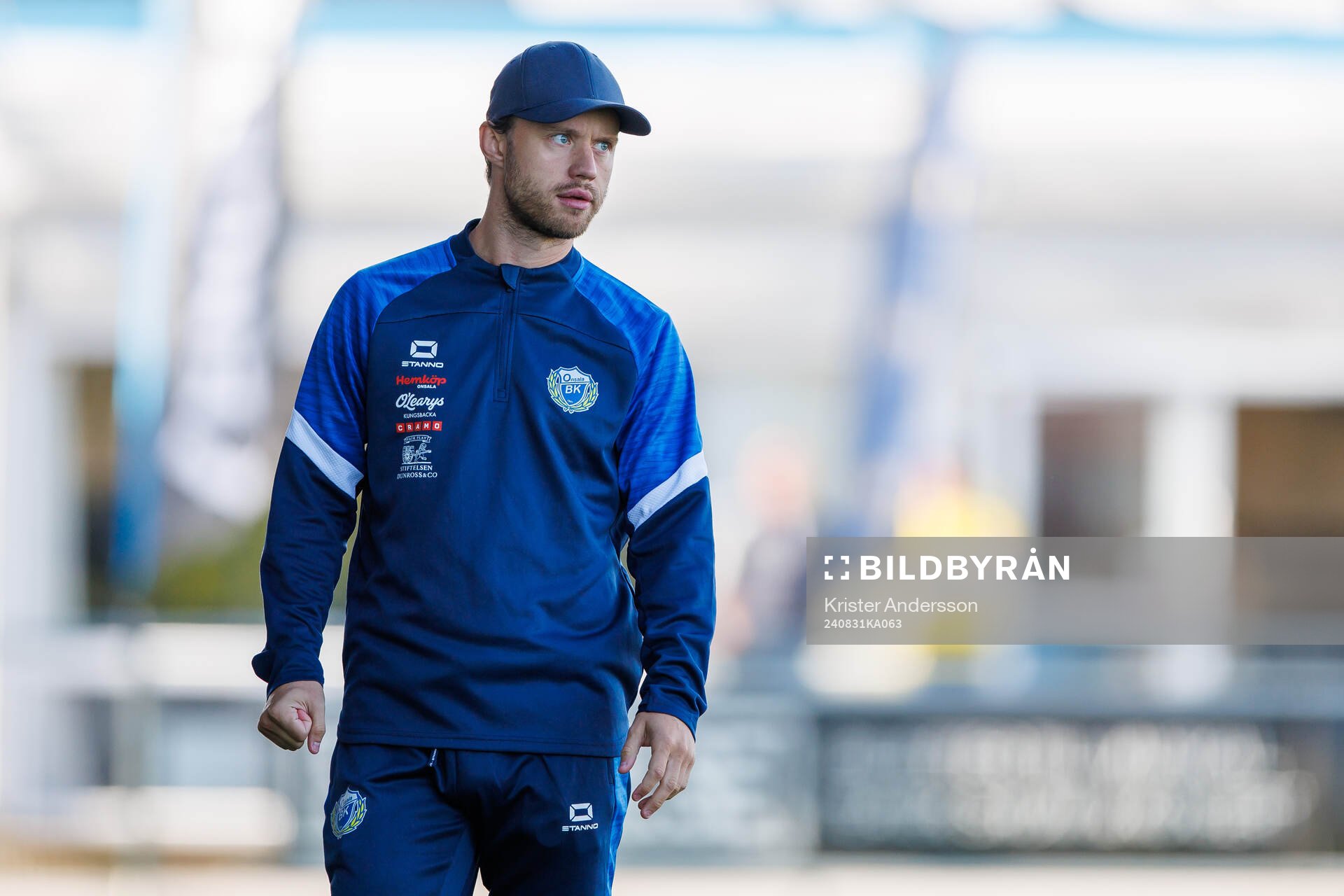 Onsalas tränare Adam Fogelblad under fotbollsmatchen i Ettan södra mellan Falkenberg och Onsala den 31 augusti 2024 i Falkenberg.