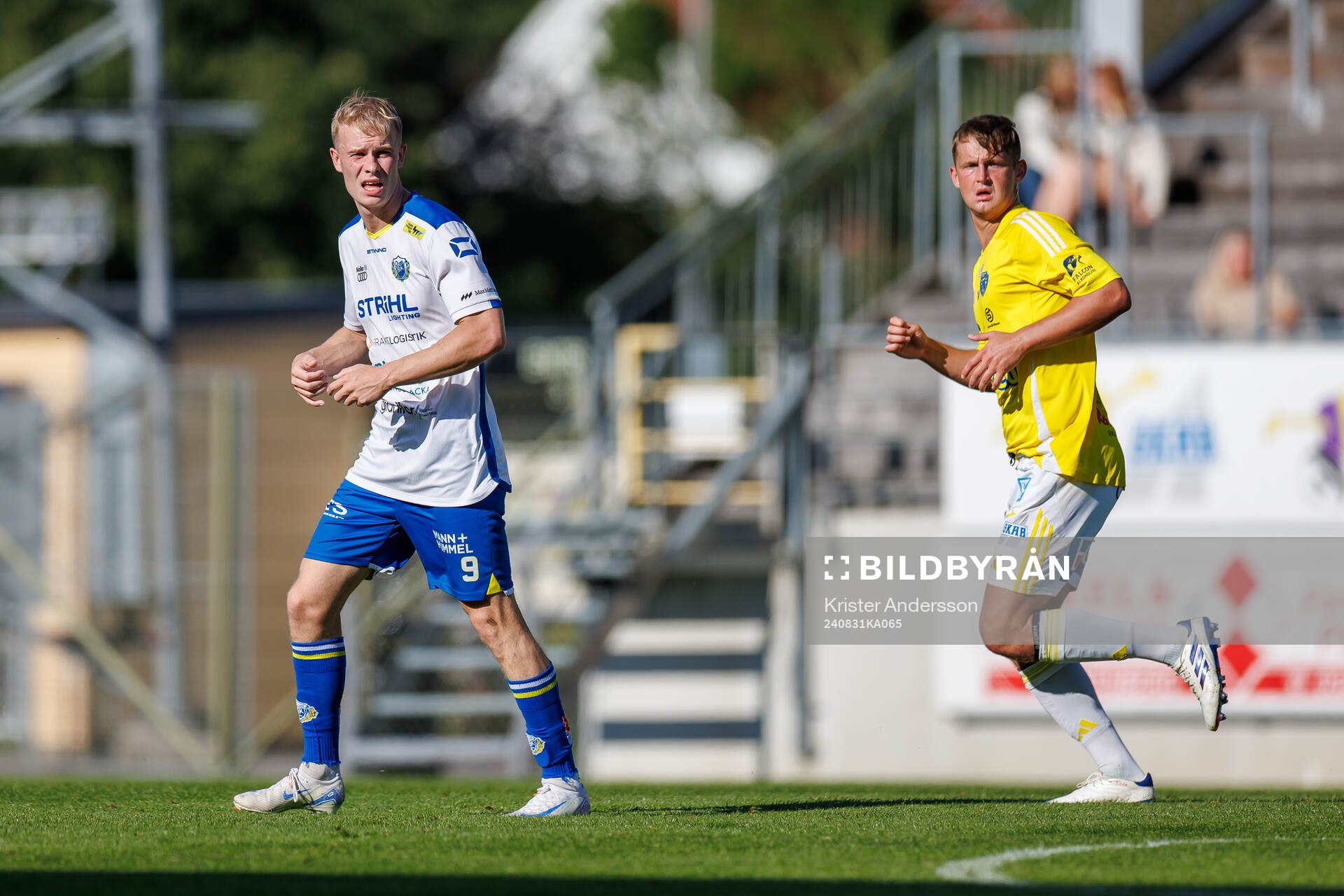 Onsalas Victor Andersson och Falkenbergs Noel Hansson under fotbollsmatchen i Ettan södra mellan Falkenberg och Onsala den 31 augusti 2024 i Falkenberg.