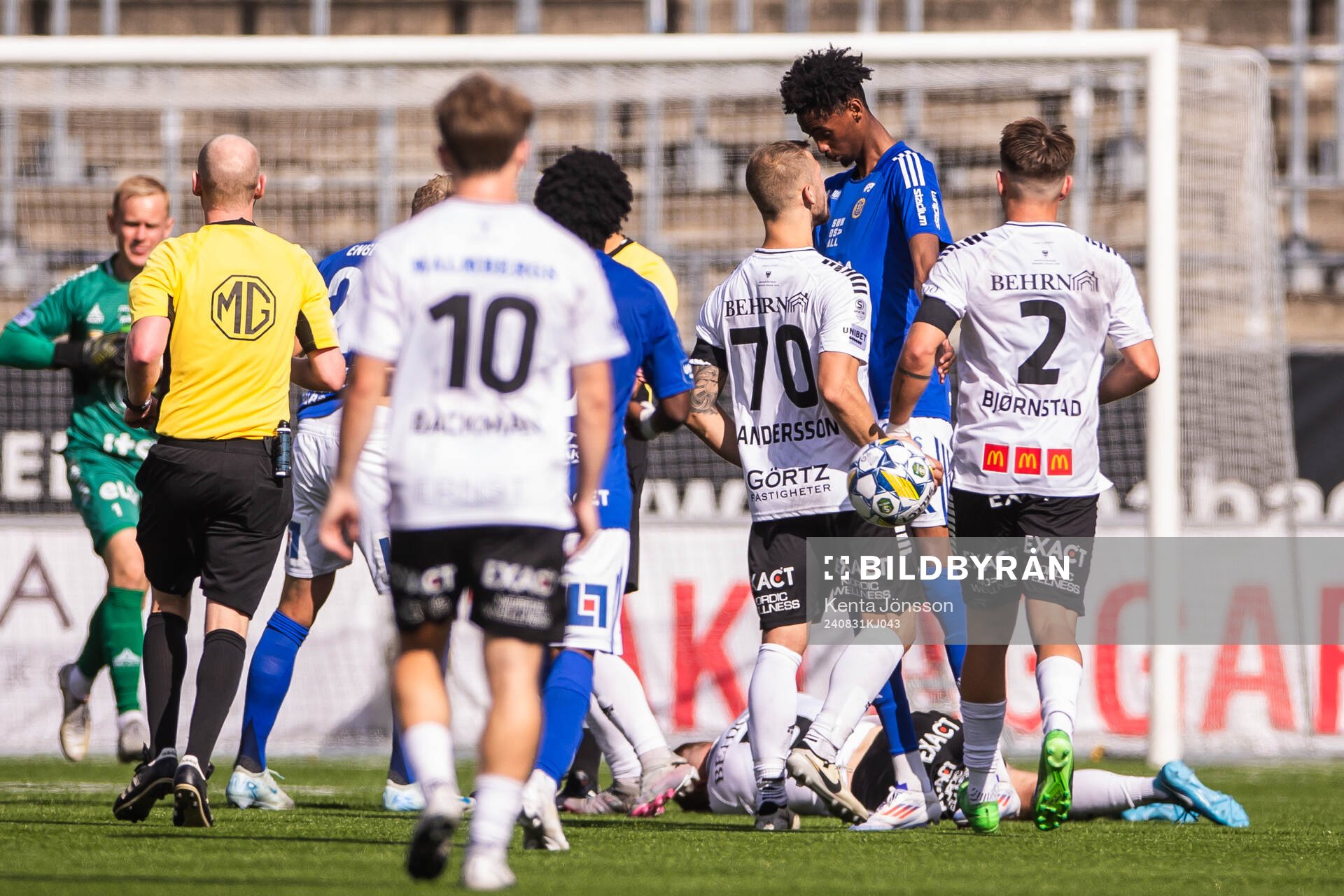 Örebros Erik Andersson och GIF Sundsvalls Yaqub Finey i