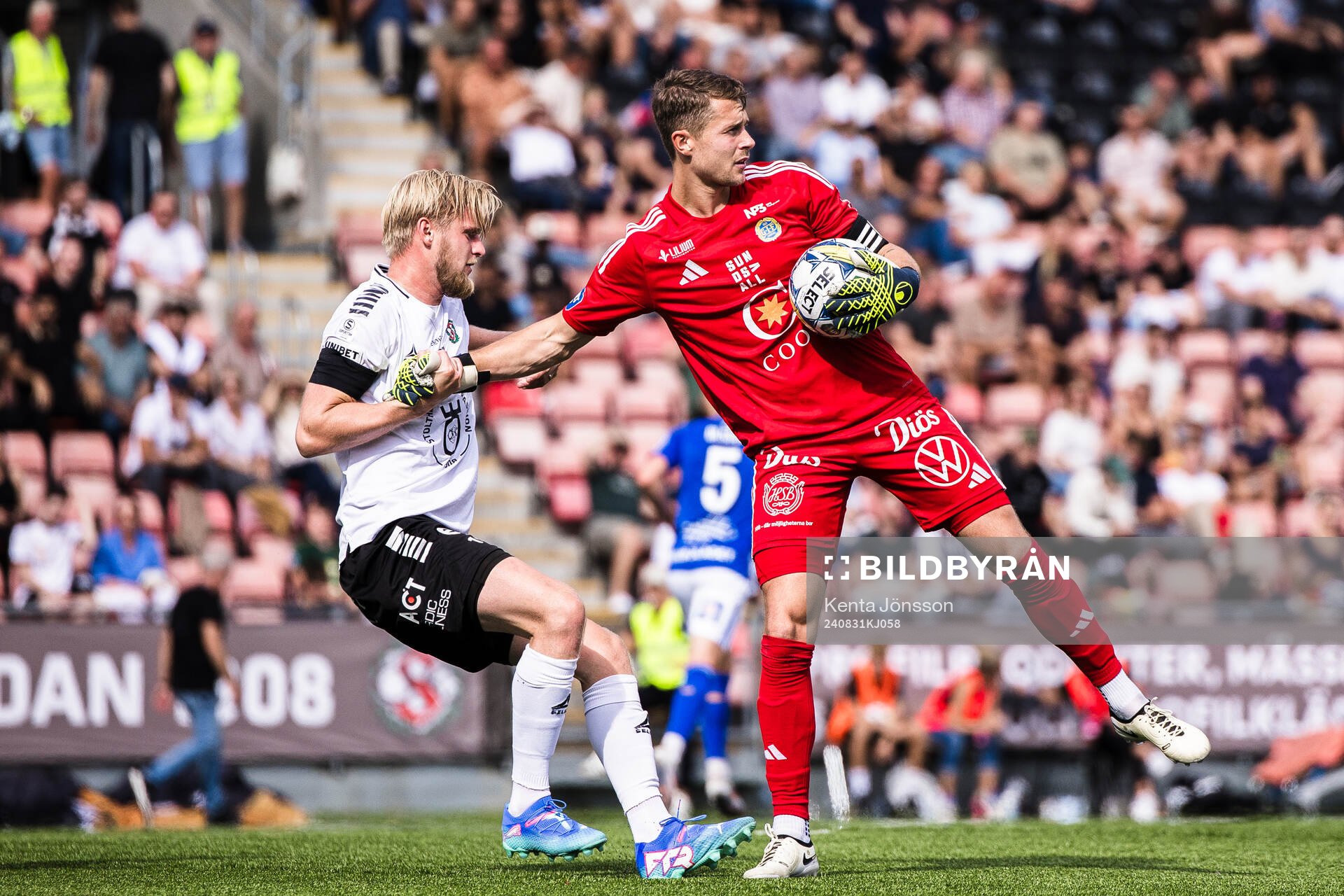 Örebros Karl Holmberg och GIF Sundsvalls målvakt Jonas Olsson under fotbollsmatchen i Superettan mellan Örebro och GIF Sundsvall den 31 augusti 2024 i Örebro.