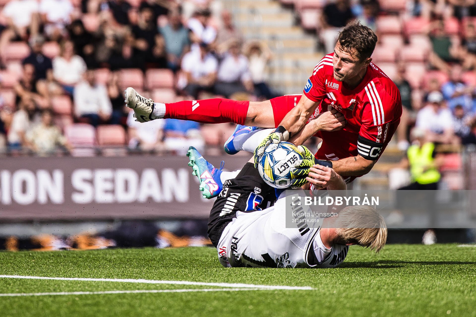 IF Sundsvalls målvakt Jonas Olsson och Örebros Karl Holmberg under fotbollsmatchen i Superettan mellan Örebro och GIF Sundsvall den 31 augusti 2024 i Örebro.