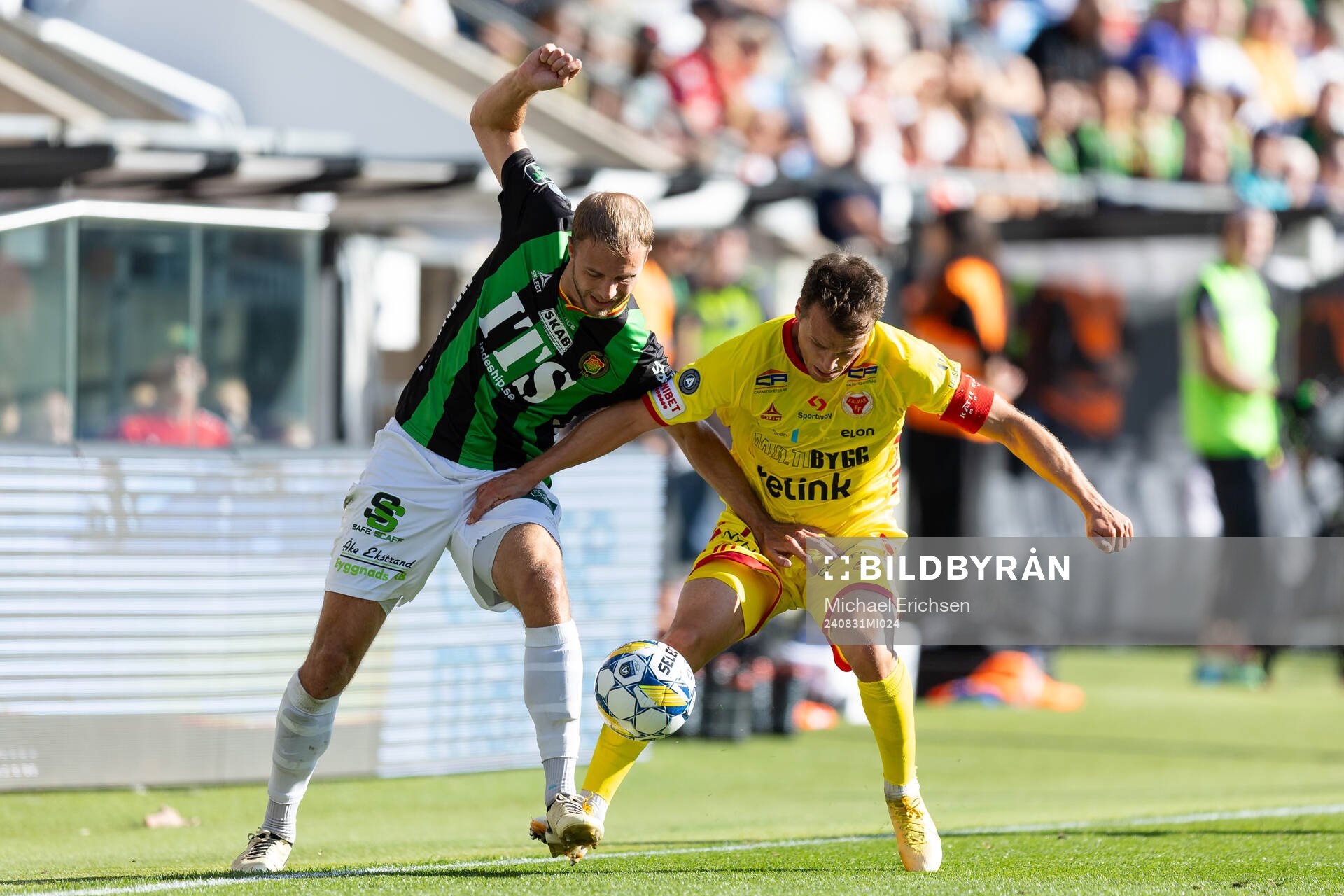 GAIS Gustav Lundgren och Kalmars Simon Skrabb under fotbollsmatchen i Allsvenskan mellan GAIS och Kalmar den 31 augusti 2024 i Göteborg. 