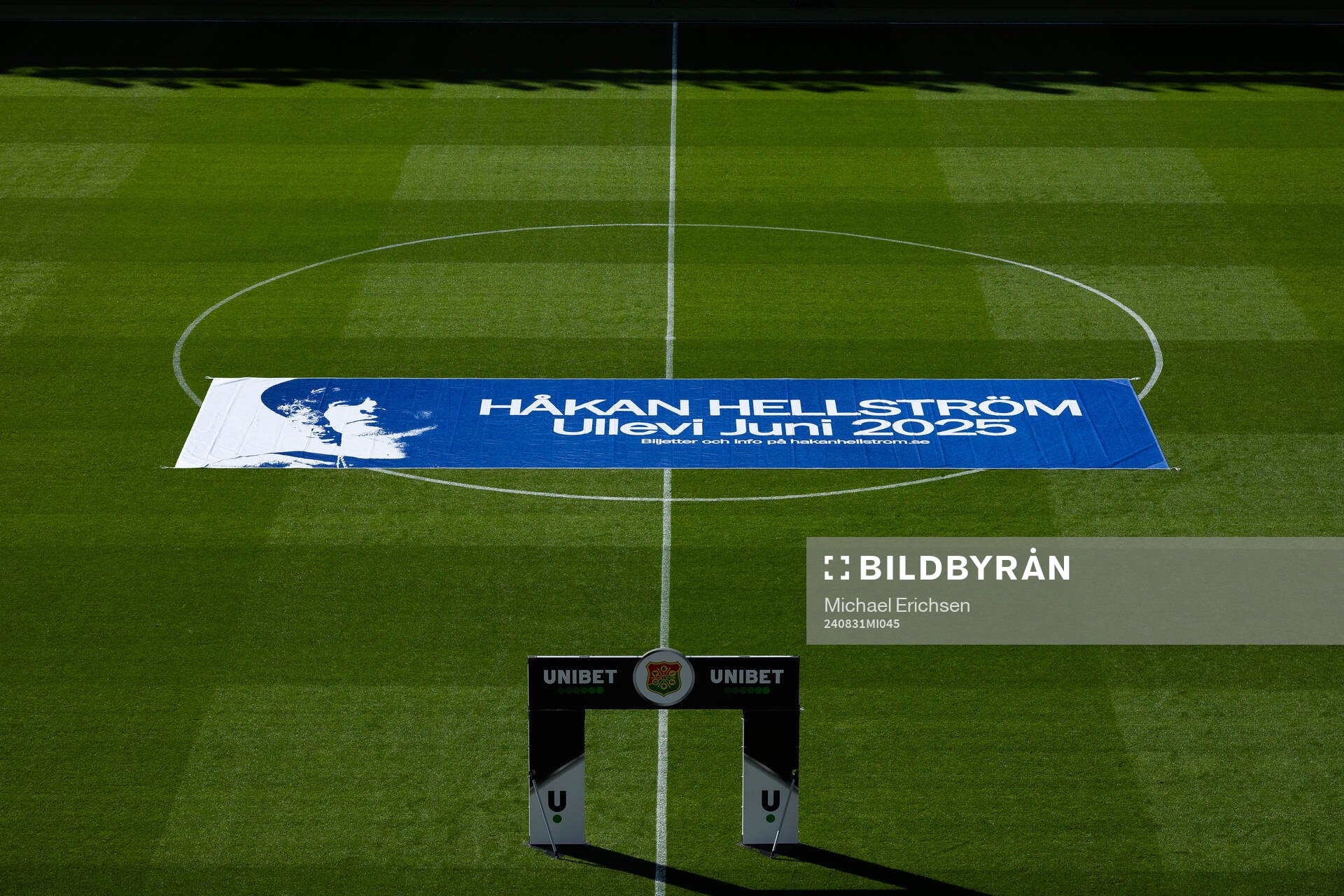 En reklam vepa i mittcirkeln för Håkan Hellström innan fotbollsmatchen i Allsvenskan mellan GAIS och Kalmar den 31 augusti 2024 i Göteborg. 