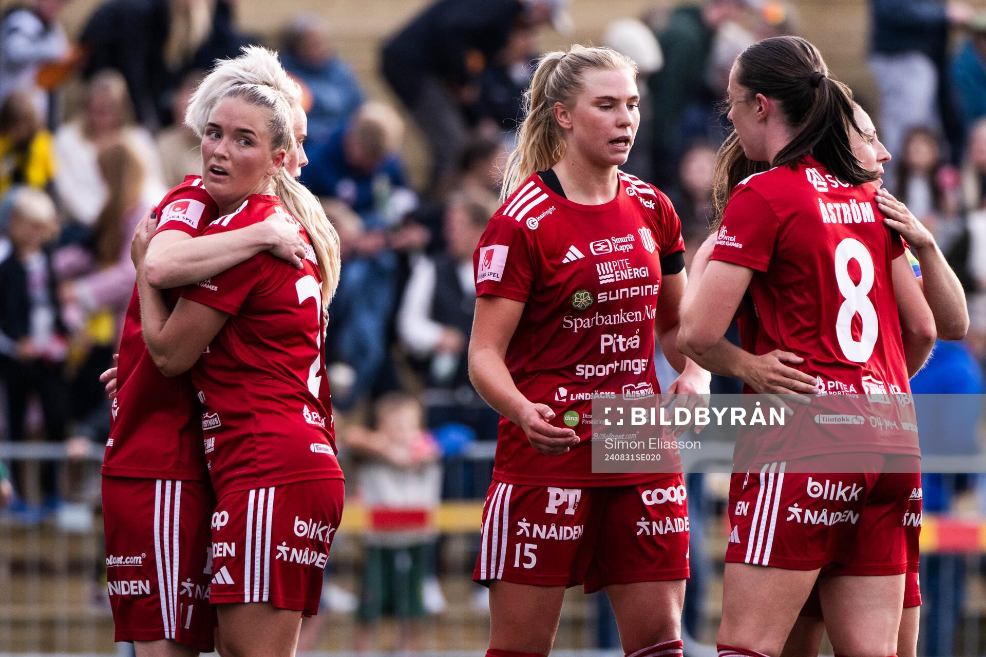 Piteås Ellen Löfqvist jublar med lagkamrater
