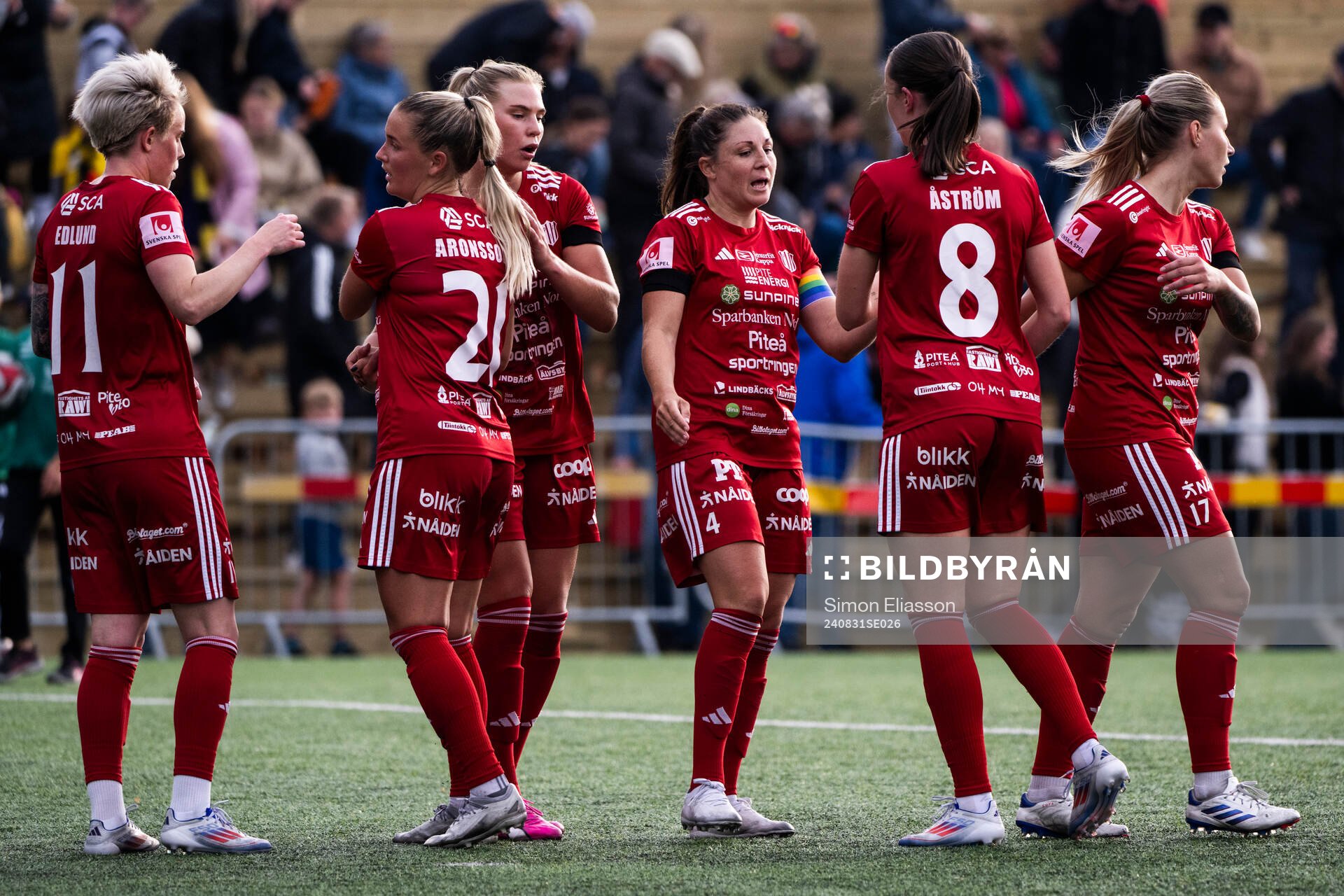 Piteås Josefin Johansson jublar med lagkamrater