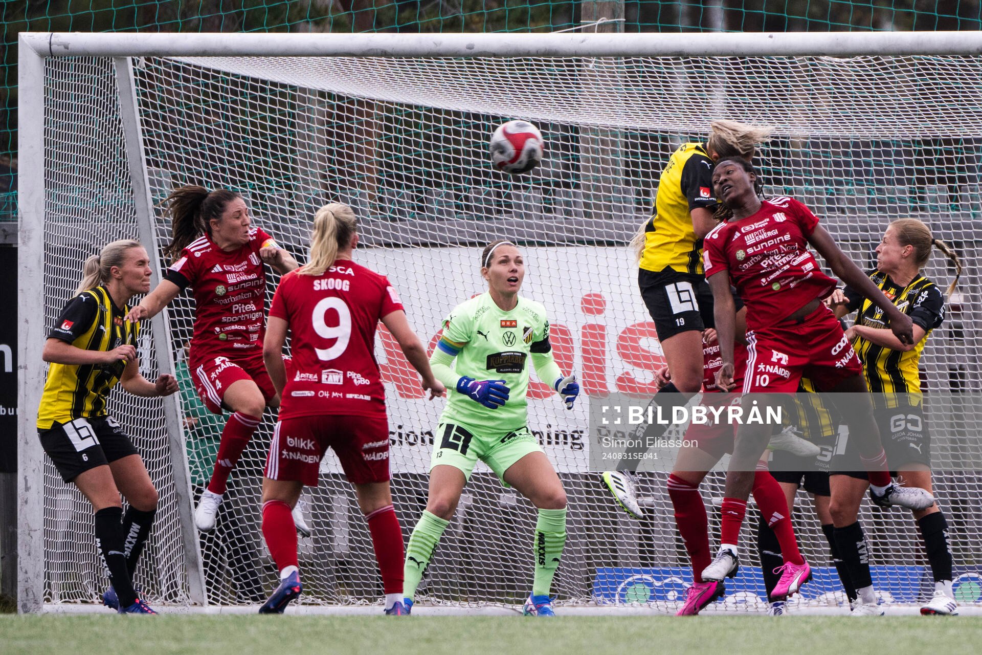 Häckens målvakt Jennifer Falk och Piteås Anam Imo