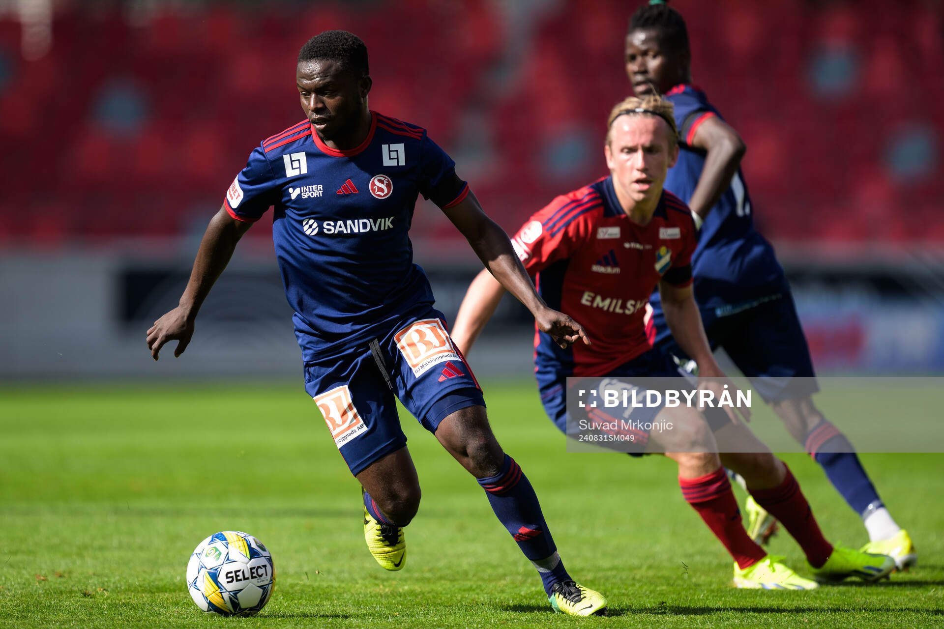 Sandvikens IFs Mohammed Sadat Abubakari och Östers David Seger under fotbollsmatchen i Superettan mellan Öster och Sandvikens IF den 31 augusti 2024 i Växjö.