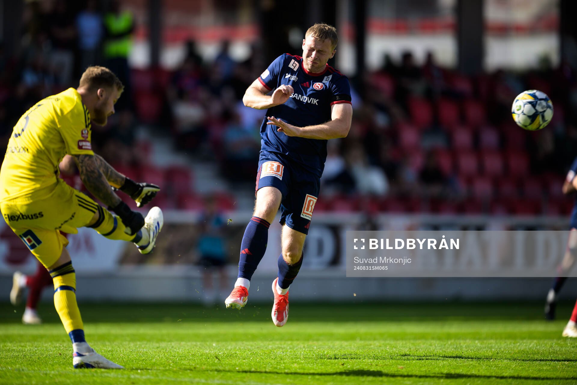 Östers målvakt Robin Wallinder och Sandvikens IFs James