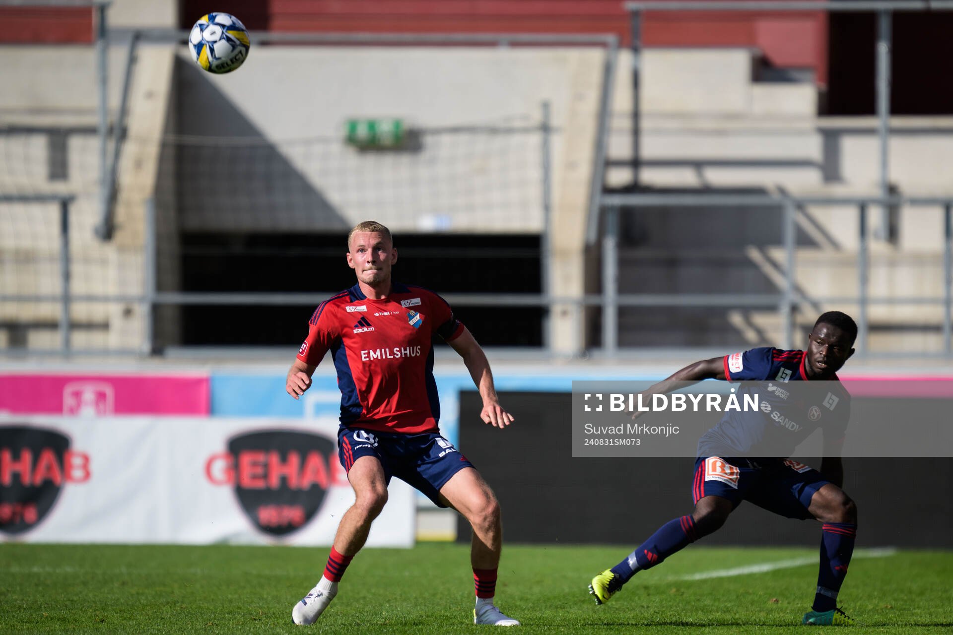 Östers Adam Bergmark Wiberg och Sandvikens IFs Calvin Kabuye under fotbollsmatchen i Superettan mellan Öster och Sandvikens IF den 31 augusti 2024 i Växjö.