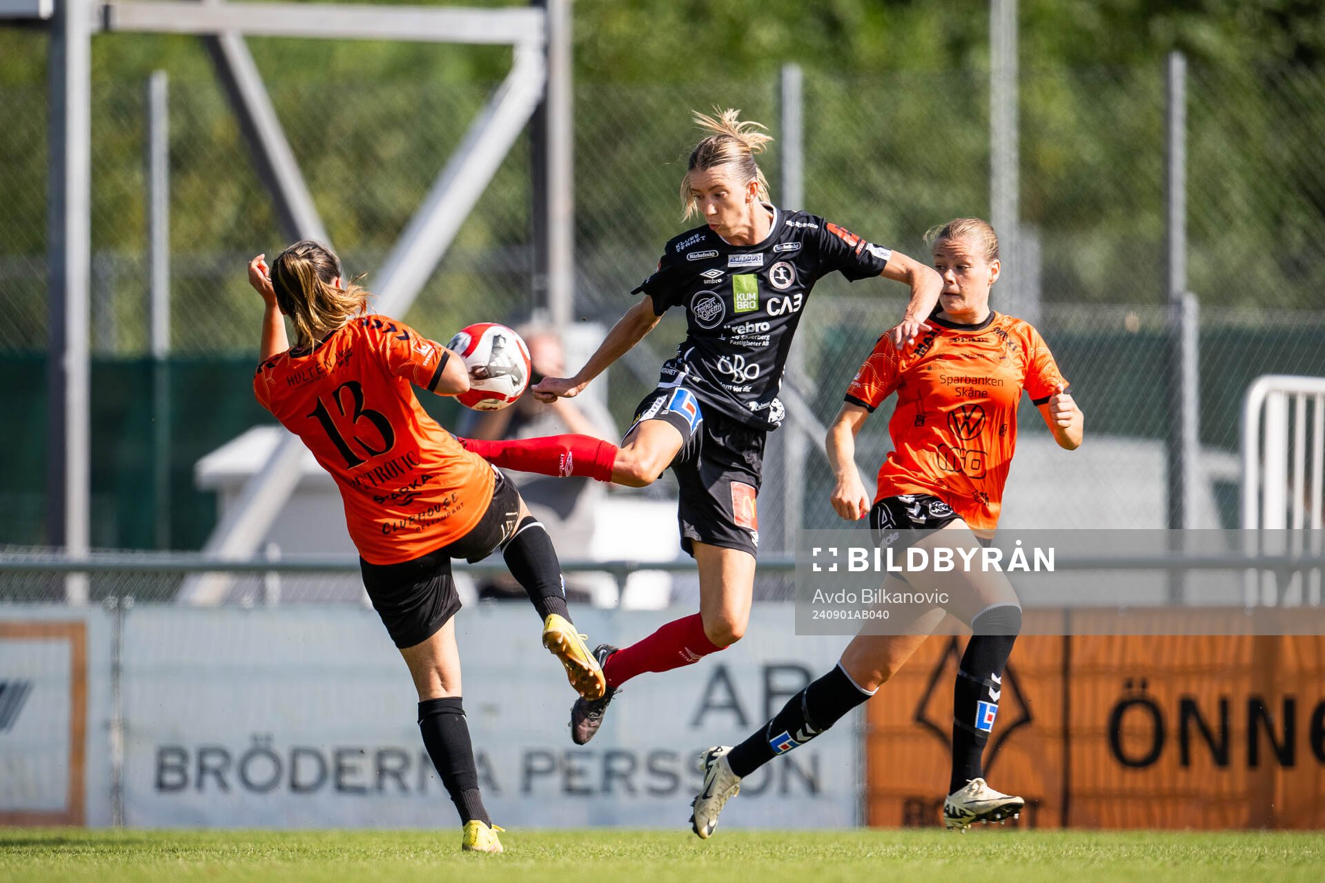 Kristianstads Emma Petrovic och KIF Örebros Wilma Öhman