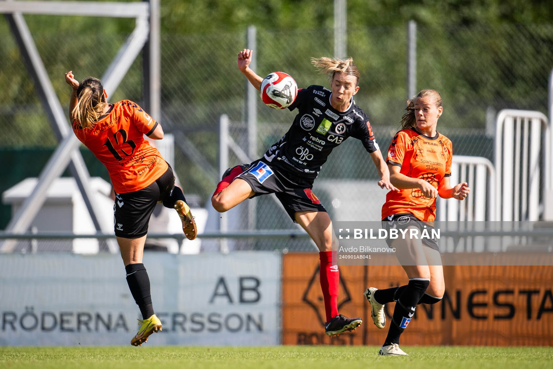 Kristianstads Emma Petrovic och KIF Örebros Wilma Öhman