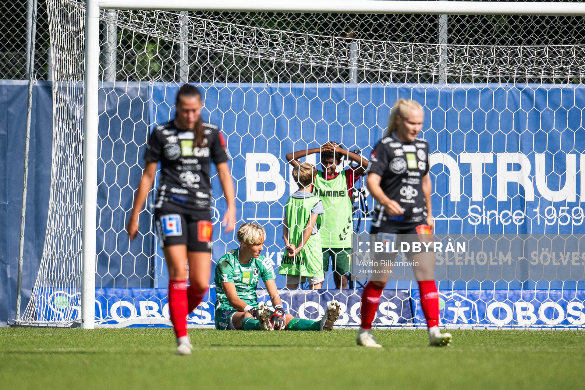 KIF Örebros målvakt Saga Andersson deppar