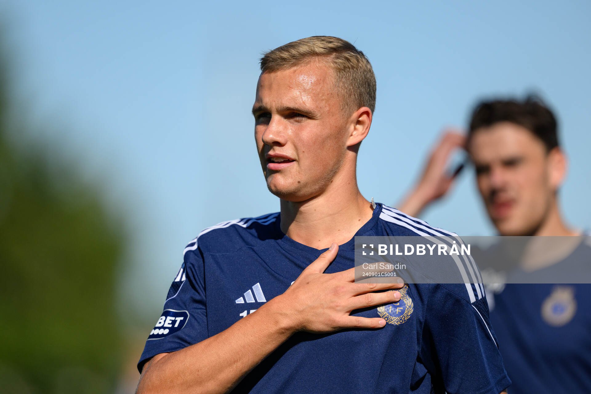 Gefles Gustav Friberg värmer upp innan fotbollsmatchen i
