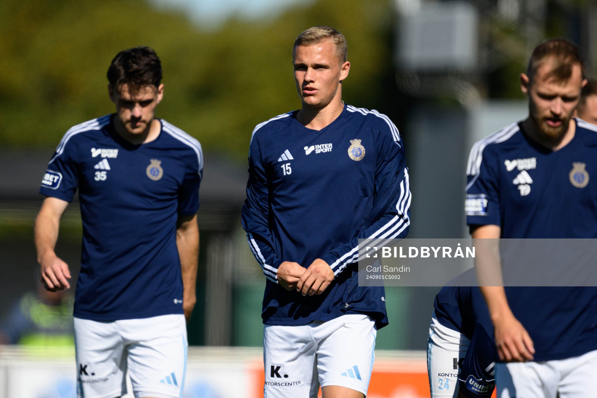 Gefles Gustav Friberg värmer upp innan fotbollsmatchen i