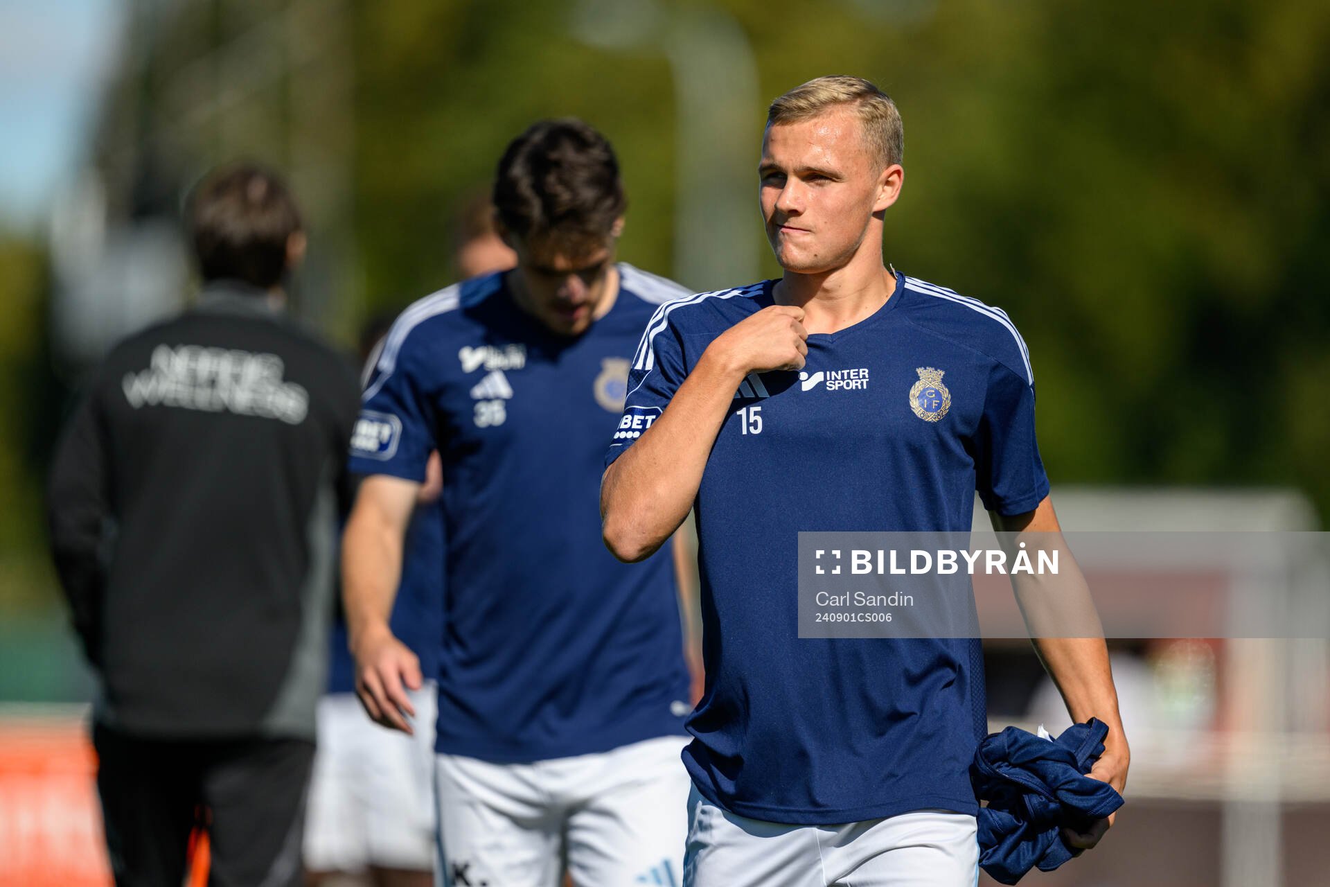 Gefles Gustav Friberg värmer upp innan fotbollsmatchen i