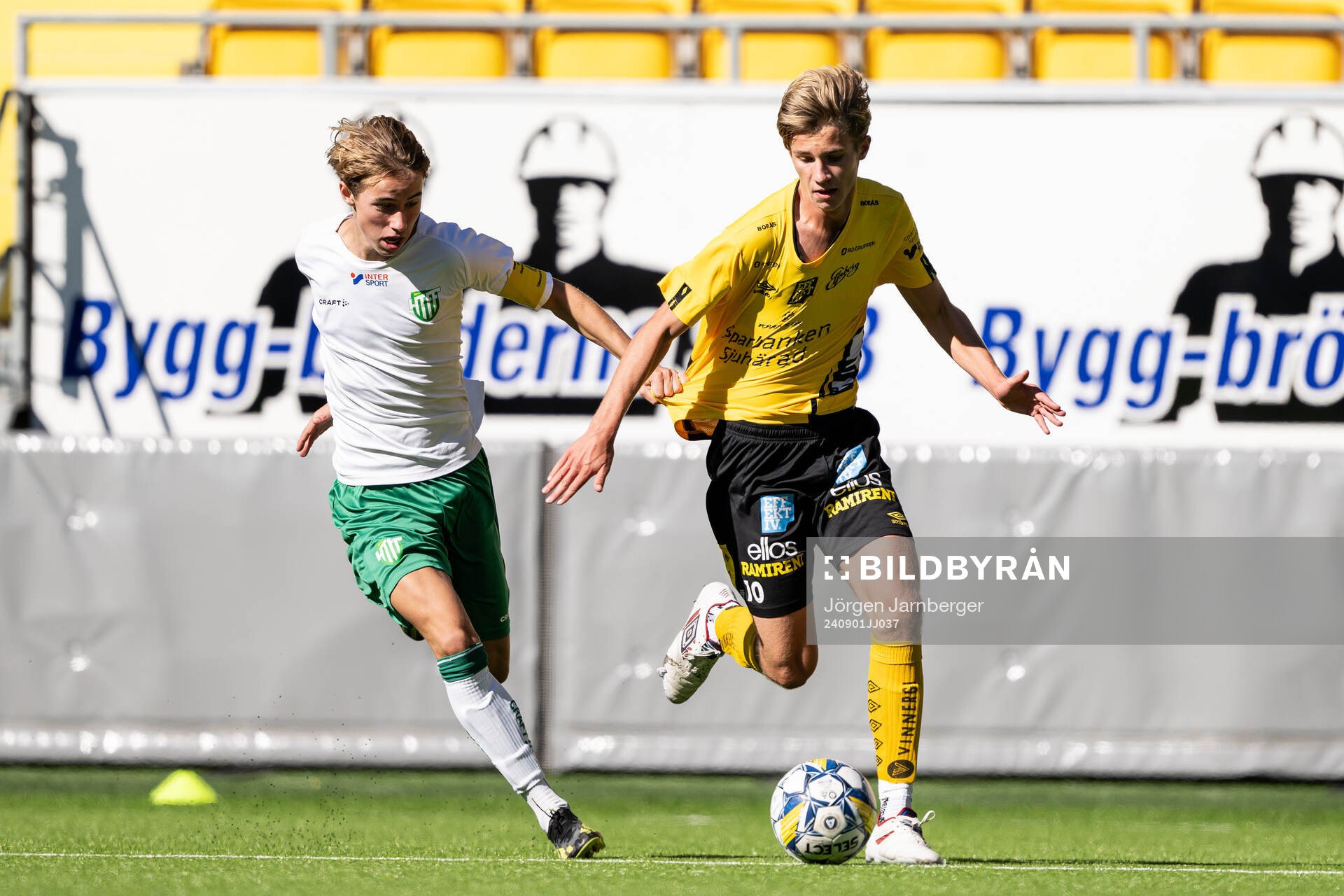 Hammarbys David Hamnström och Elfsborgs Nils Roström under fotbollsmatchen i P17 Allsvenskan Södra mellan Elfsborg och Hammarby den 1 september 2024 i Borås.