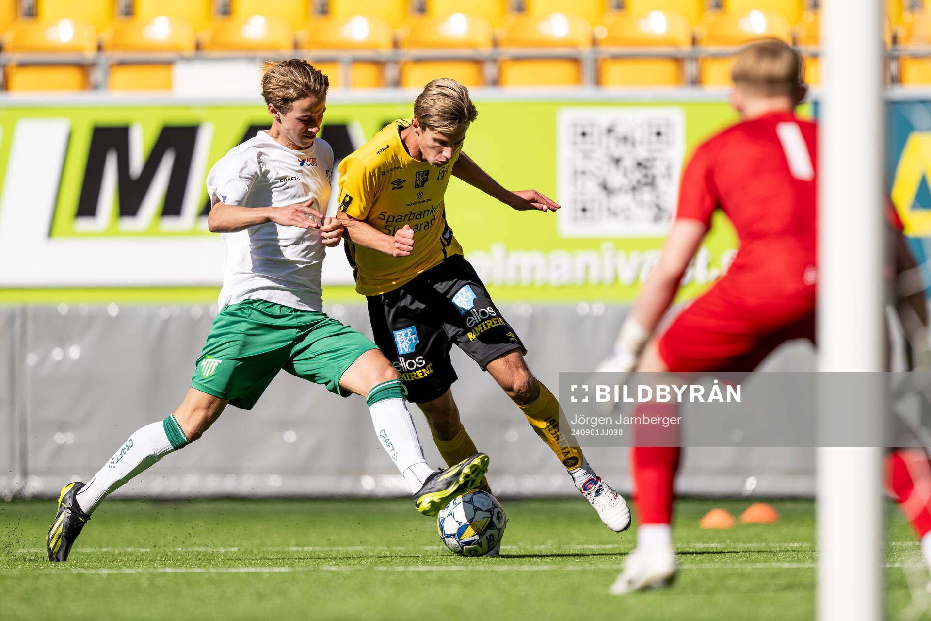 Hammarbys David Hamnström och Elfsborgs Nils Roström under fotbollsmatchen i P17 Allsvenskan Södra mellan Elfsborg och Hammarby den 1 september 2024 i Borås.