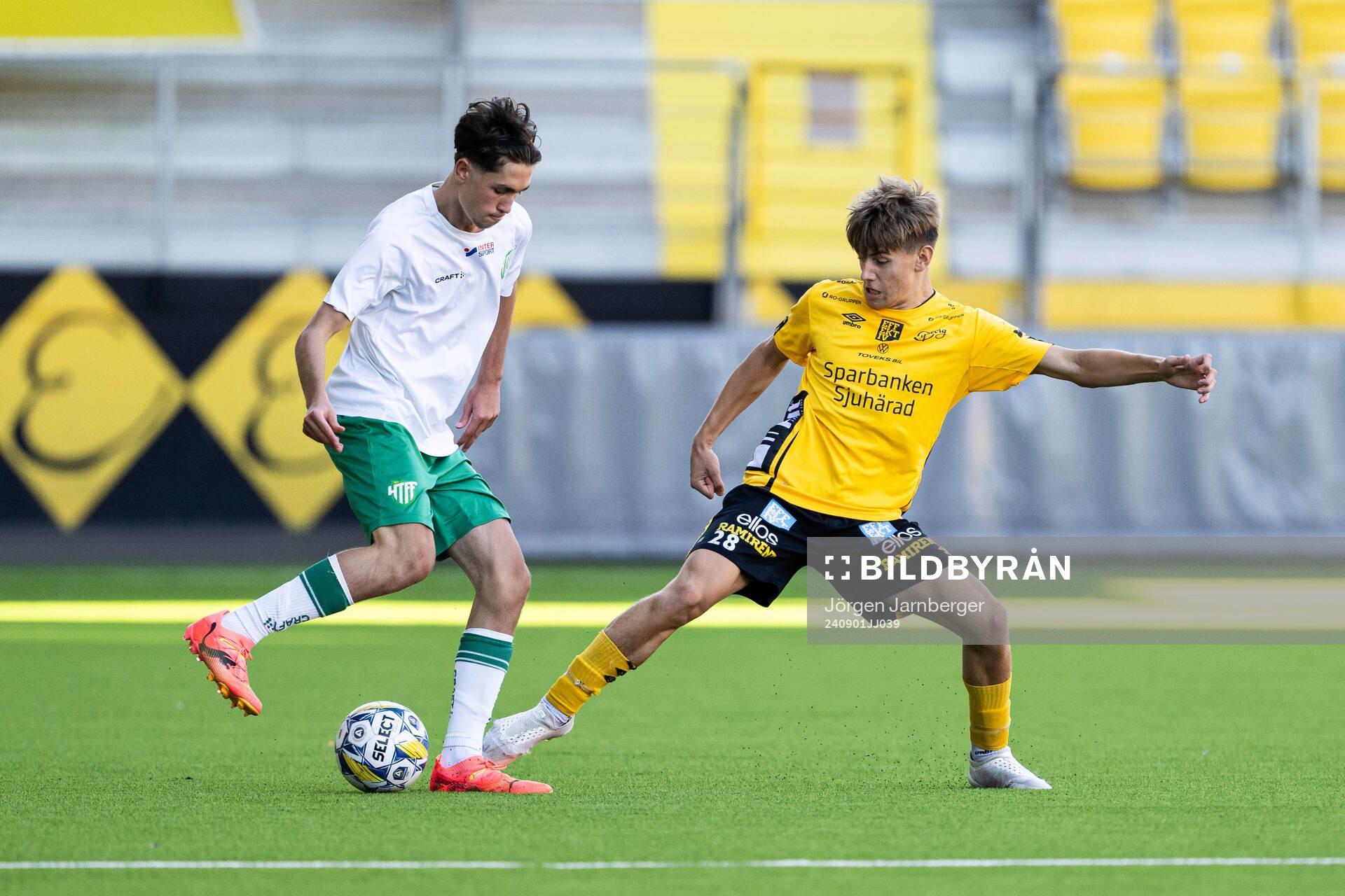 Hammarbys Berkay Gurcan och Elfsborgs Felix Strömberg under fotbollsmatchen i P17 Allsvenskan Södra mellan Elfsborg och Hammarby den 1 september 2024 i Borås.